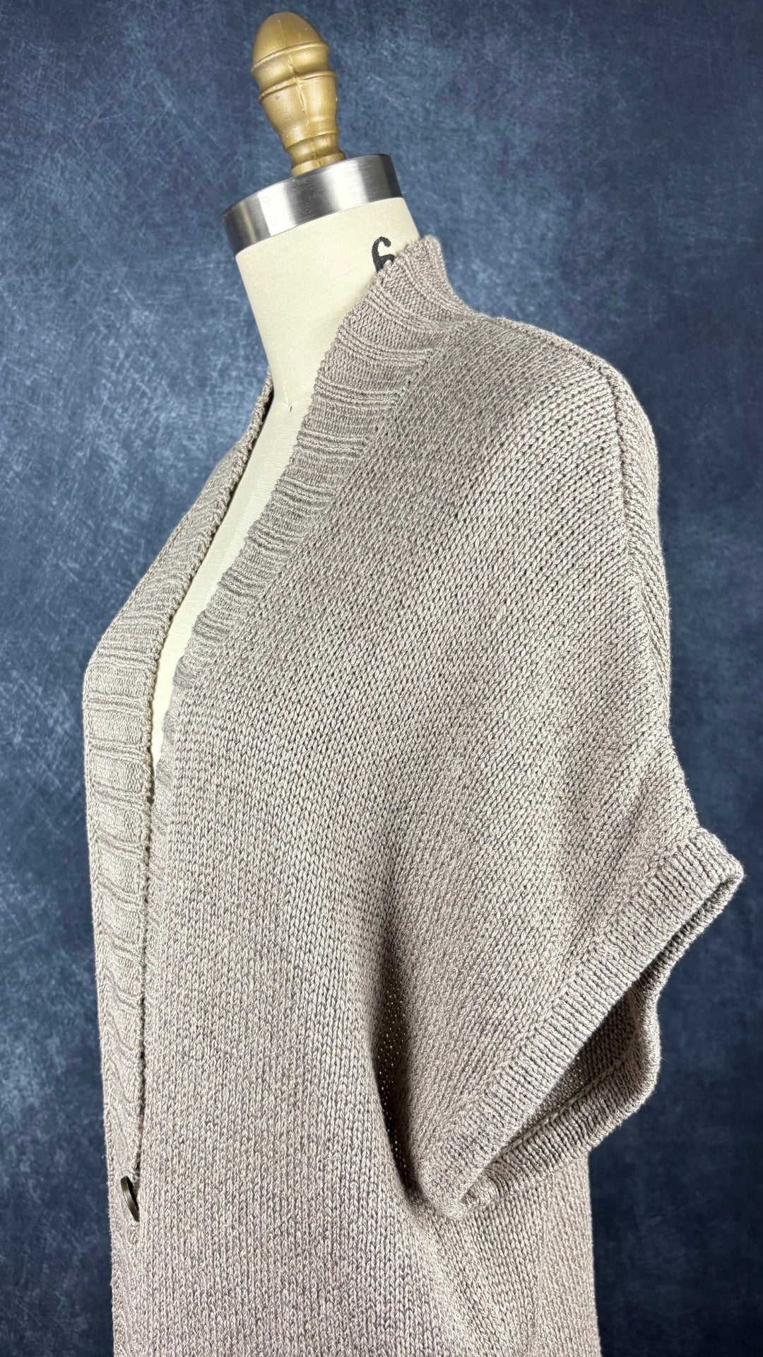 Veste longue en tricot beige Filippa K, taille medium. Vue de l'encolure.