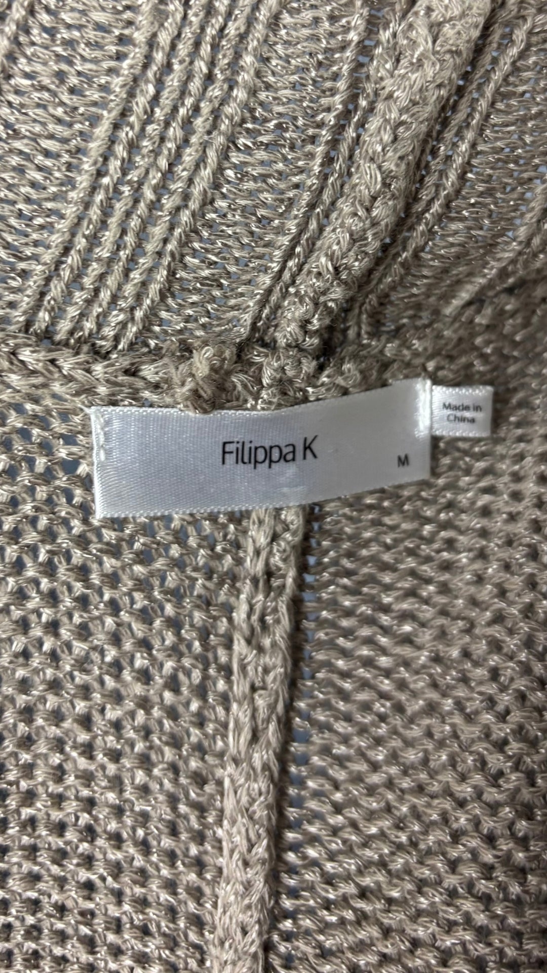 Veste longue en tricot beige Filippa K, taille medium. Vue de l'étiquette.