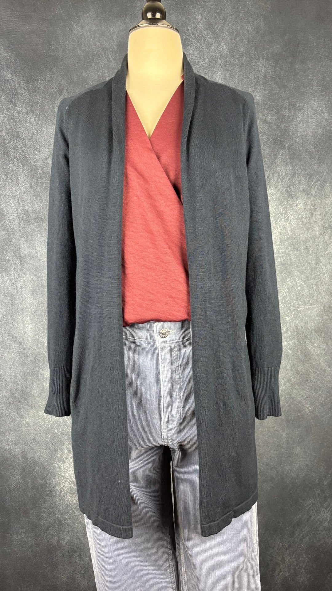 Veste longue marine avec poches InWear, taille small. Vue de l'agencement avec le pantalon en velours côtelé bleu doux Club Monaco et la blouse pourpre Scotch & Soda.