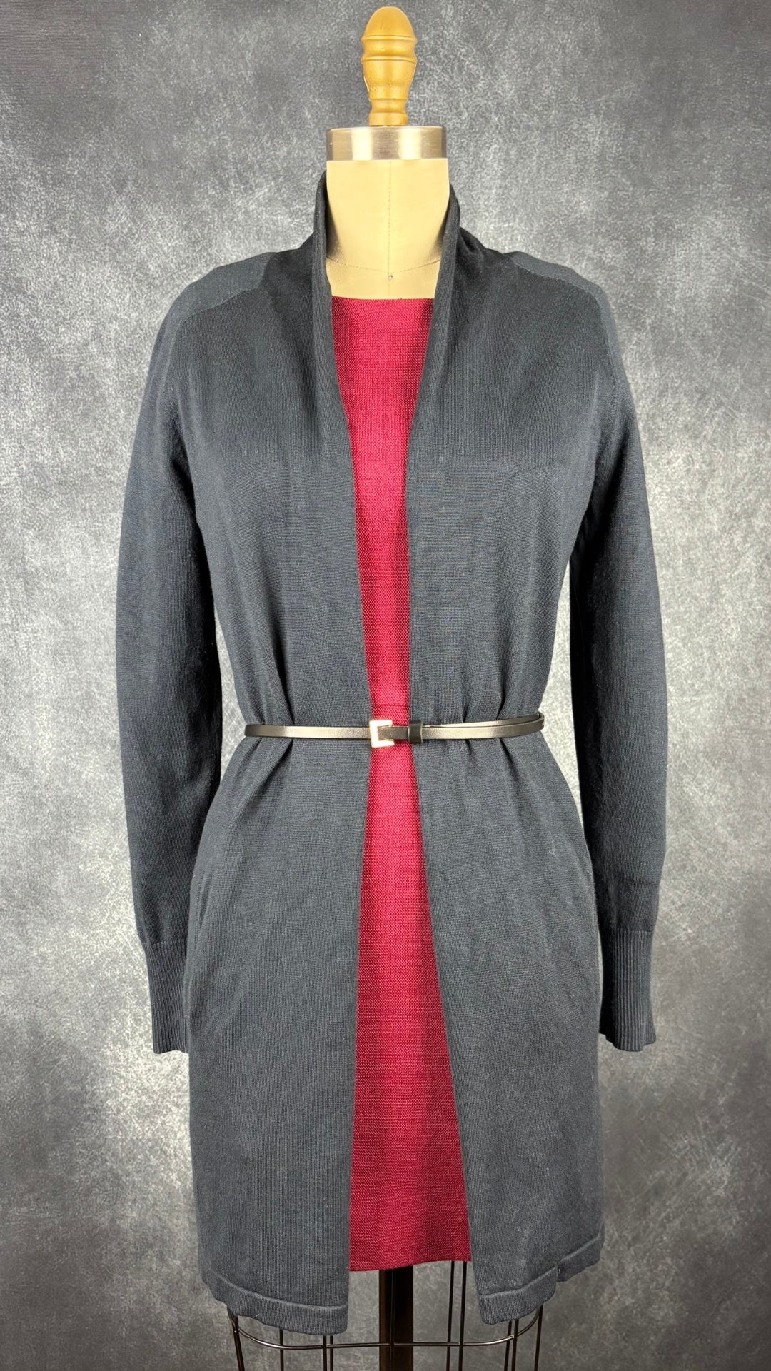 Veste longue marine avec poches InWear, taille small. Vue de l'agencement avec la robe Sandro bourgogne et une fine ceinture.