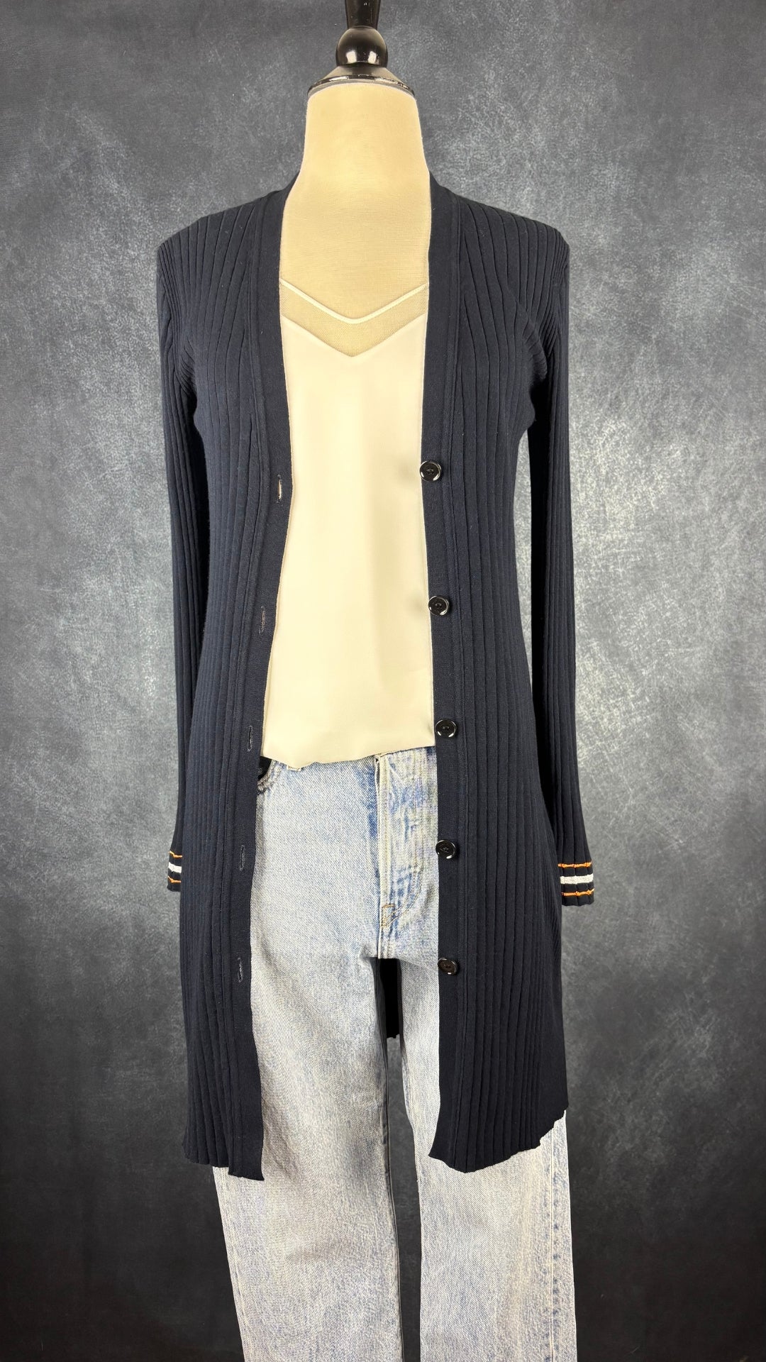 Veste longue en tricot côtelé marine à encolure en V Marc Cain, taille xs/s. Vue de l'agencement avec la camisole crème Babaton et le jeans Levi's.