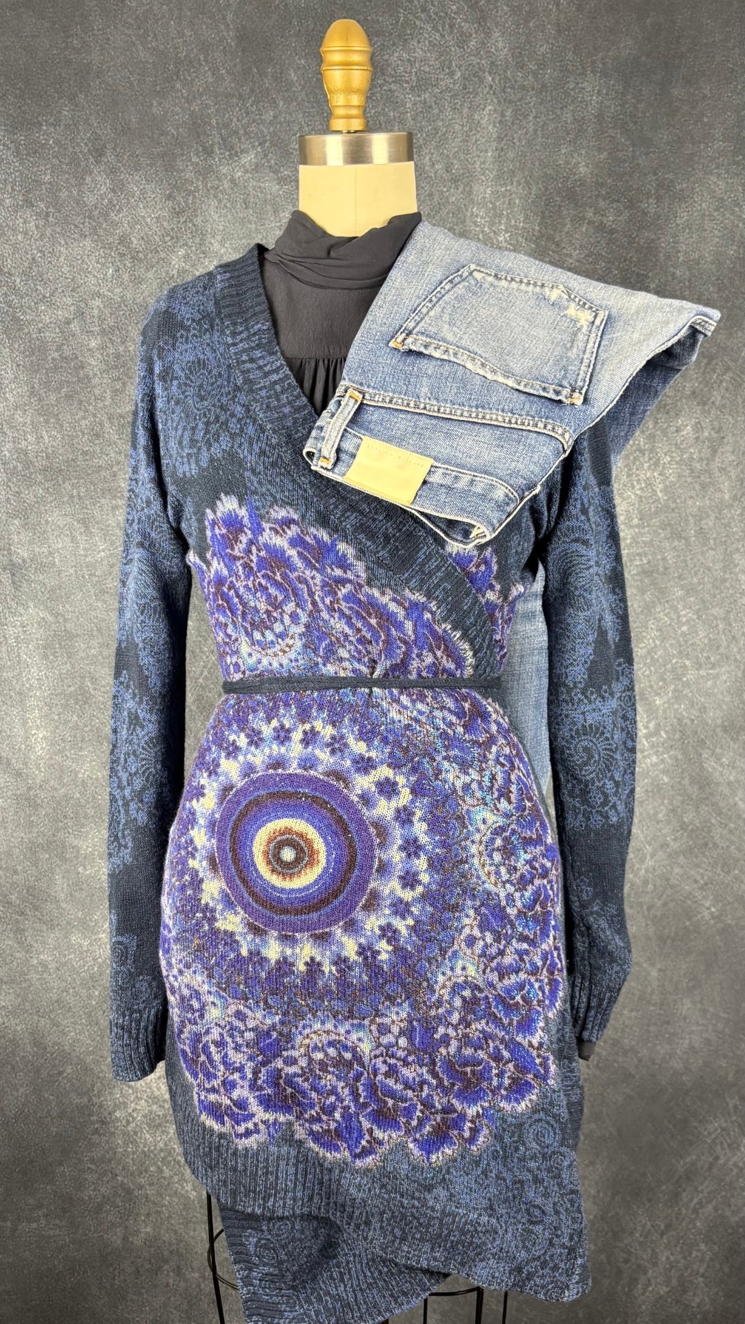 Veste longue en tricot à motifs Desigual, taille small. Vue de l'agencement avec la blouse marine à col lavallière et le jeans Citizens of humanity.