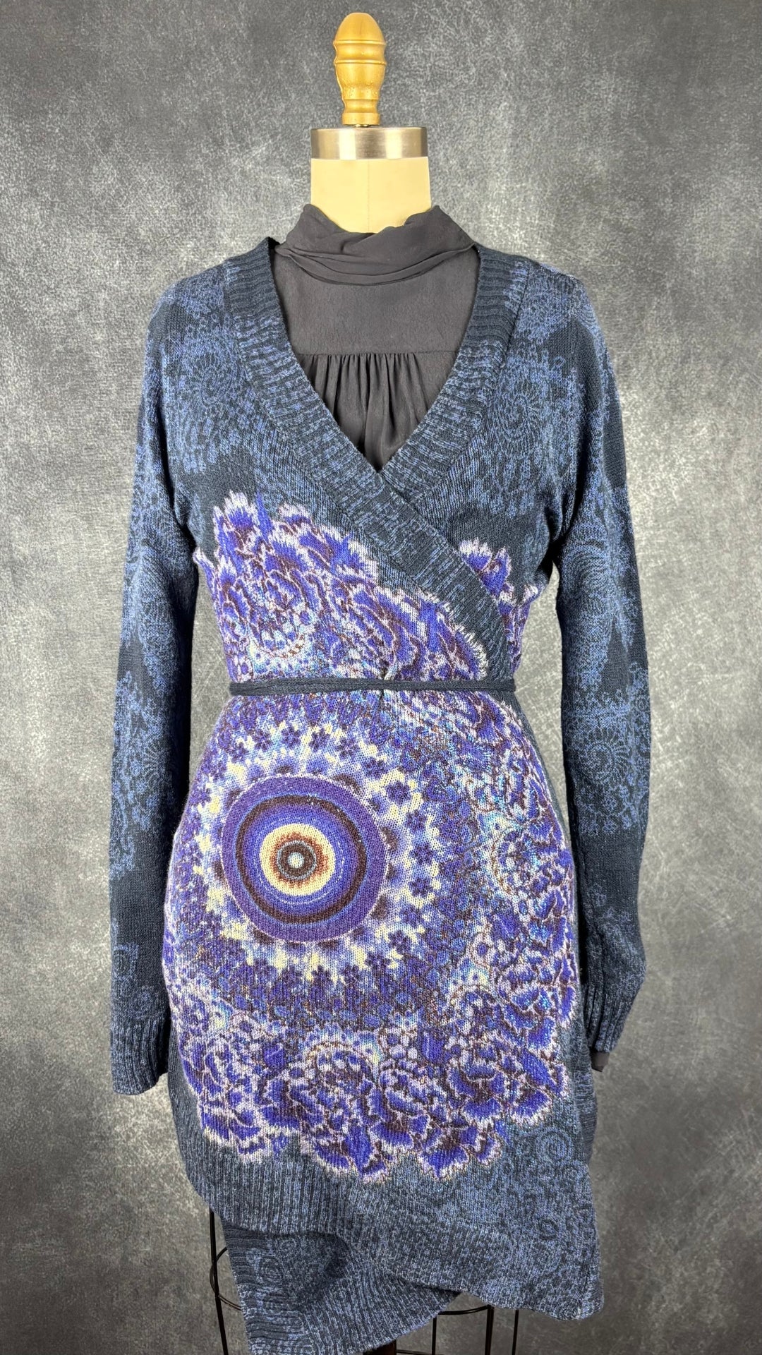 Veste longue en tricot à motifs Desigual, taille small. Vue de l'agencement avec la blouse marine à col lavallière.