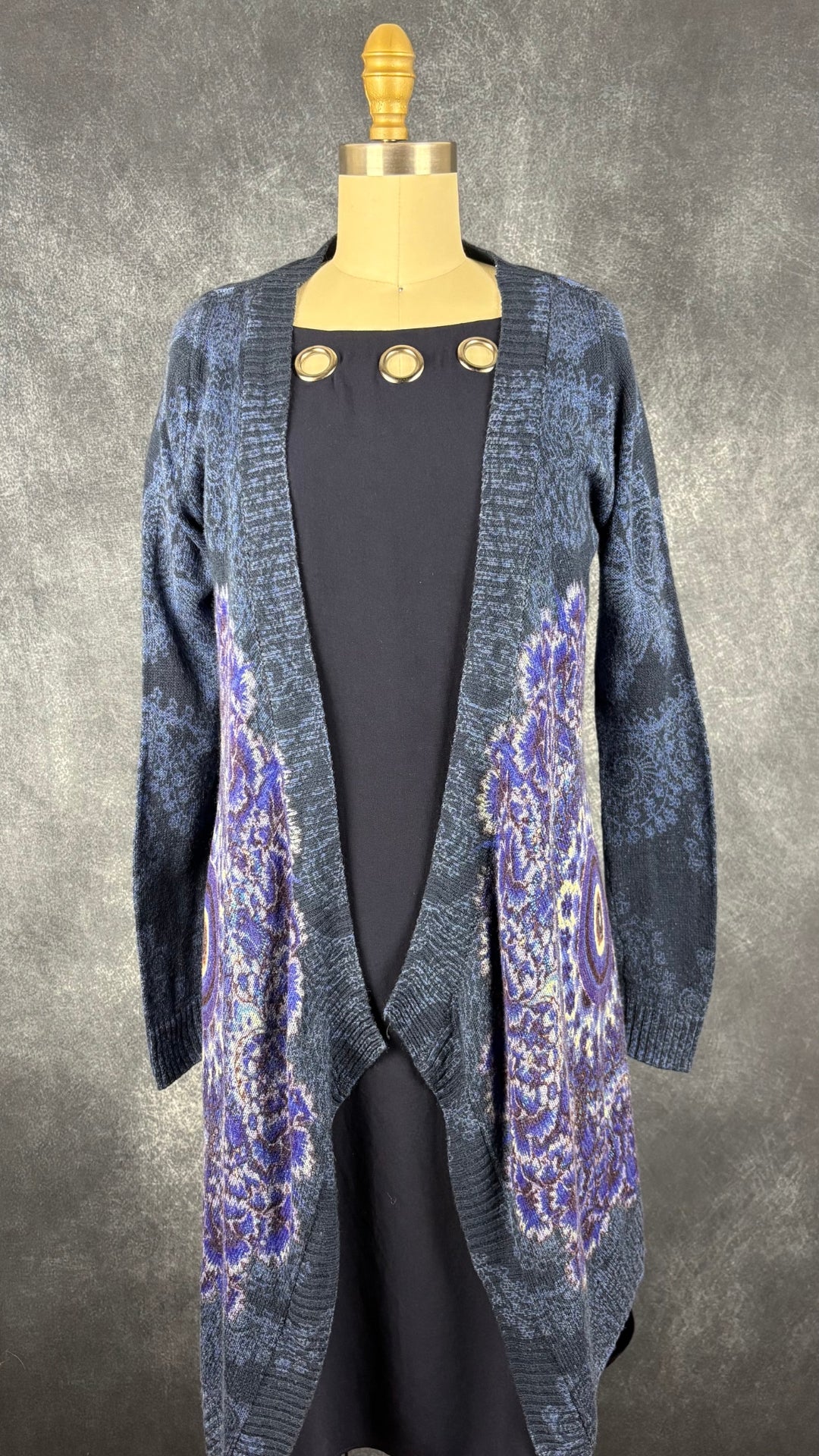 Veste longue en tricot à motifs Desigual, taille small. Vue de l'agencement avec la robe marine Iris Setlakwe.