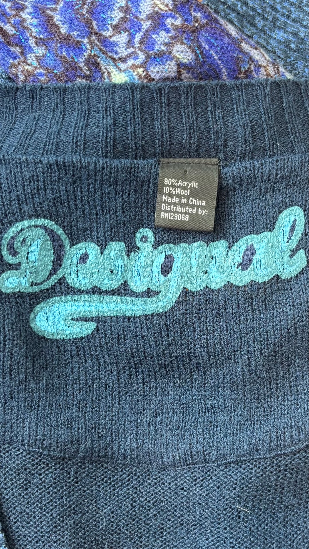 Veste longue en tricot à motifs Desigual, taille small. Vue de l'étiquette.