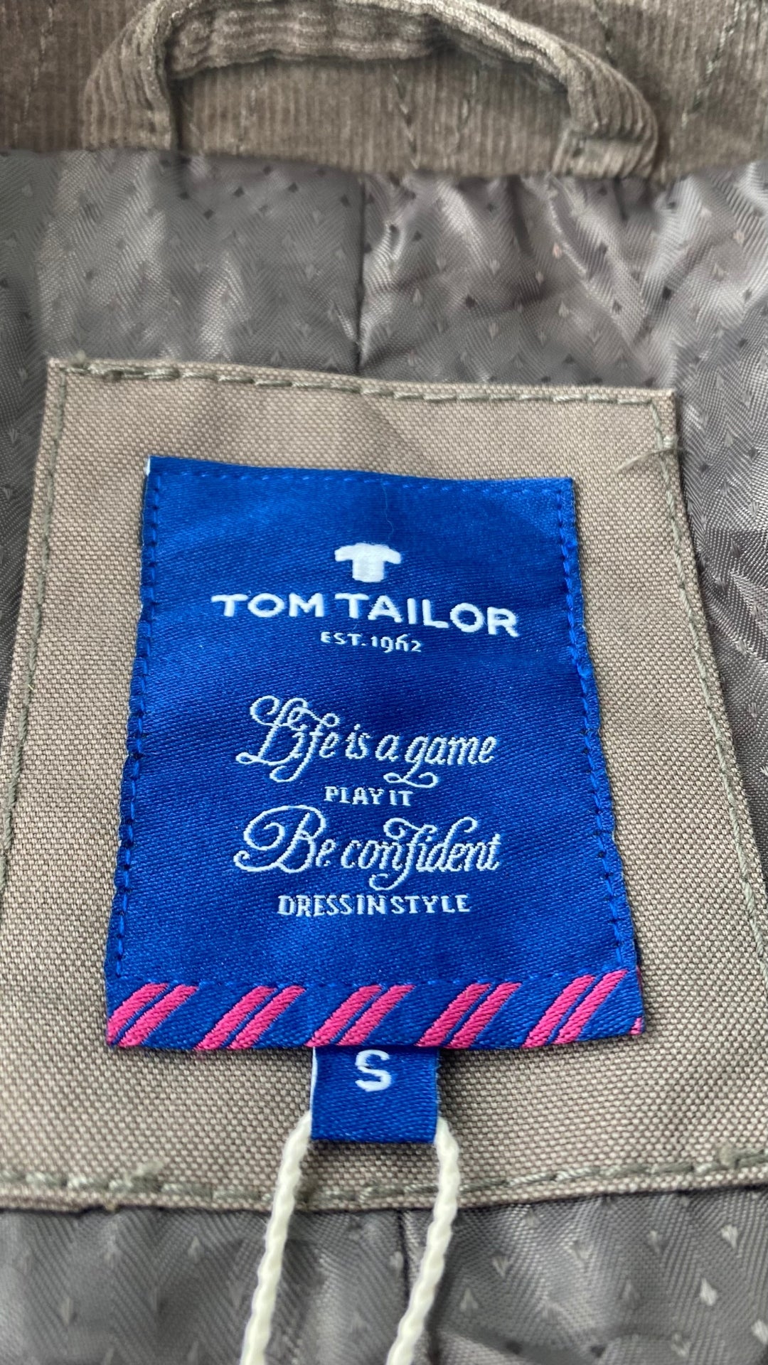 Trench neuf taupe Tom Tailor taille small. Vue de l'étiquette de marque.