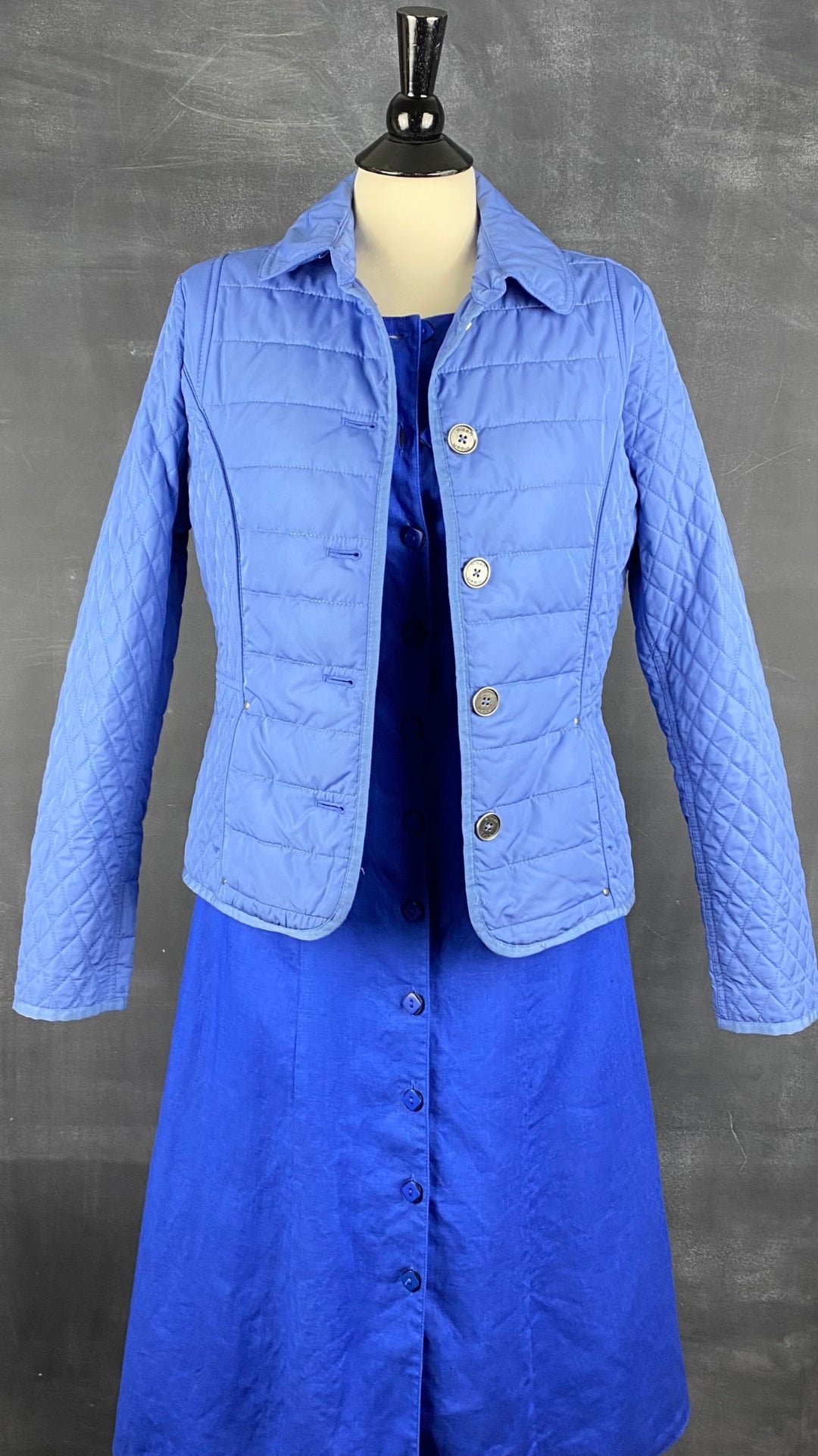 Veste printanière matelassée bleu lavande Olsen, taille xs/s. Vue de l'agencement avec la robe en lin bleu azur Steilman.