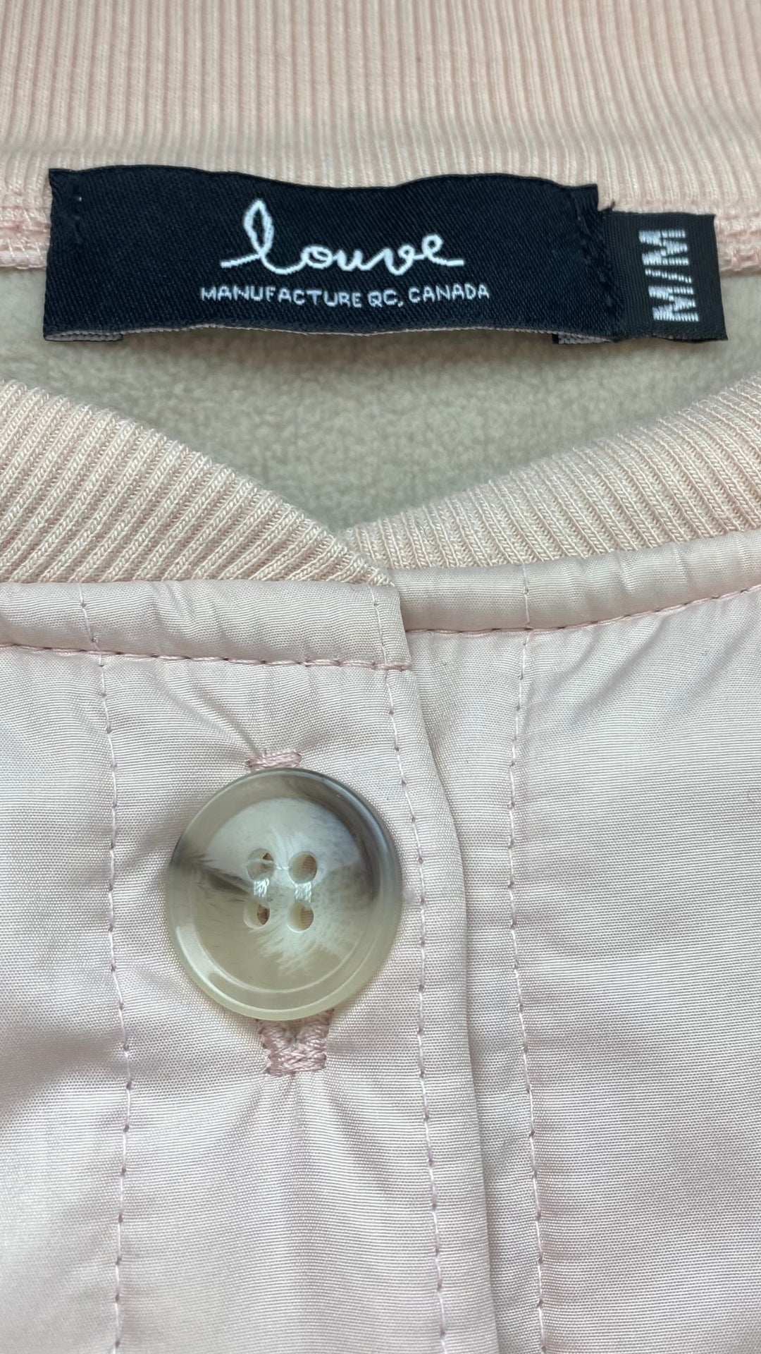 Veste matelassée boutonnée rose Louve, taille medium. Vue de l'étiquette de marque et taille.