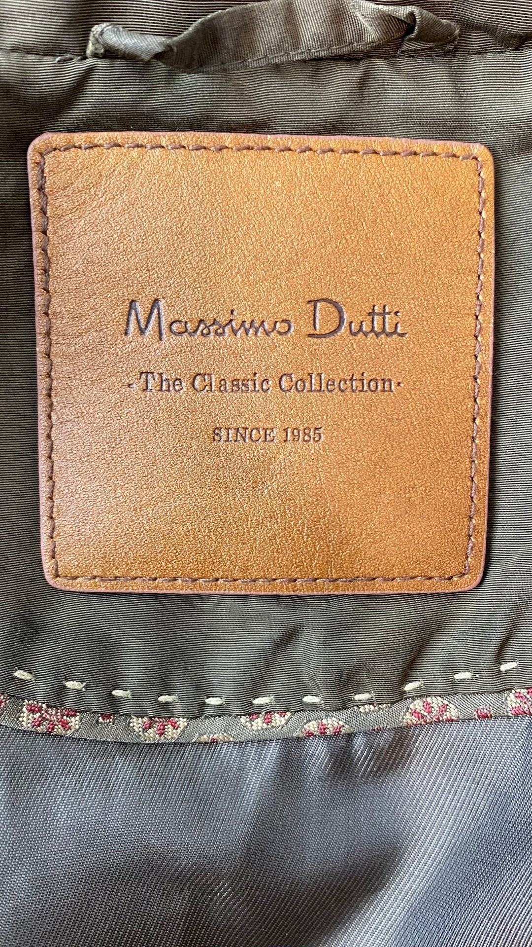 Veste matelassée kaki foncé Massimo Dutti, taille small. Vue de l'étiquette de marque.