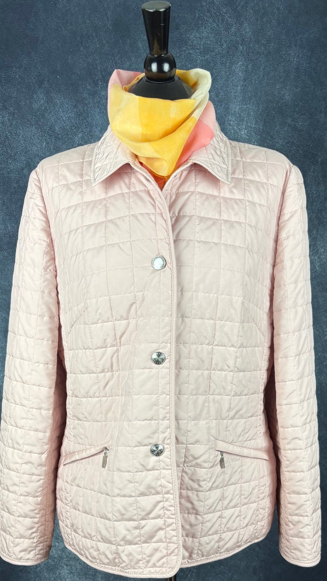 Veste matelassée rose doux Basler, taille 42 qui équivaut environ à medium ou petit large. Vue de l'agencement avec le foulard aux douces teintes.