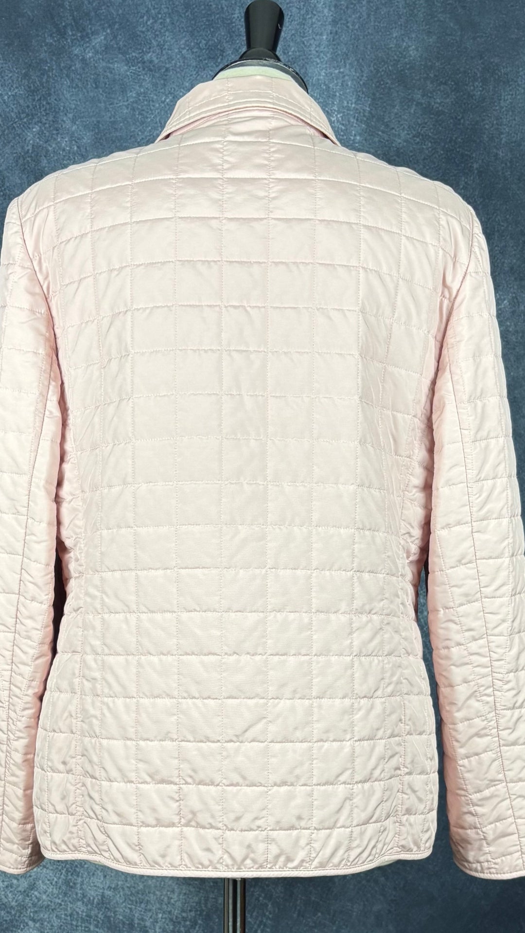 Veste matelassée rose doux Basler, taille 42 qui équivaut environ à medium ou petit large. Vue de dos.