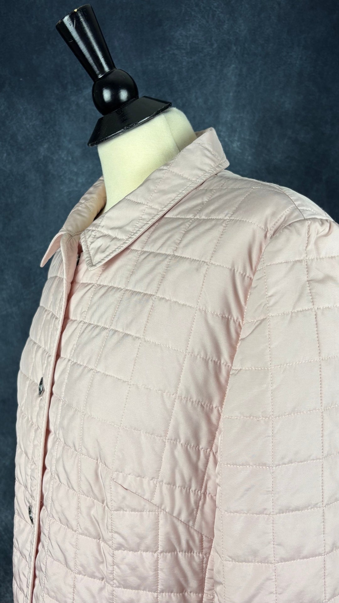 Veste matelassée rose doux Basler, taille 42 qui équivaut environ à medium ou petit large. Vue de l'encolure.