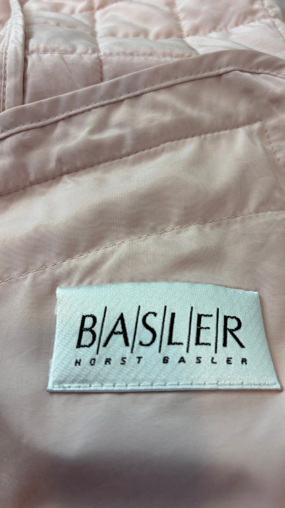 Veste matelassée rose doux Basler, taille 42 qui équivaut environ à medium ou petit large. Vue de l'étiquette.