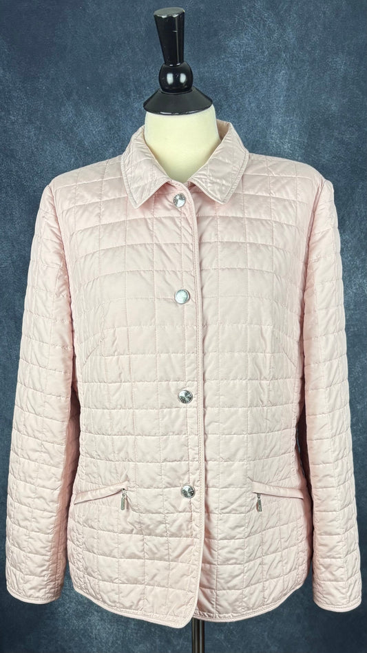 Veste matelassée rose doux Basler, taille 42 qui équivaut environ à medium ou petit large. Vue de face.