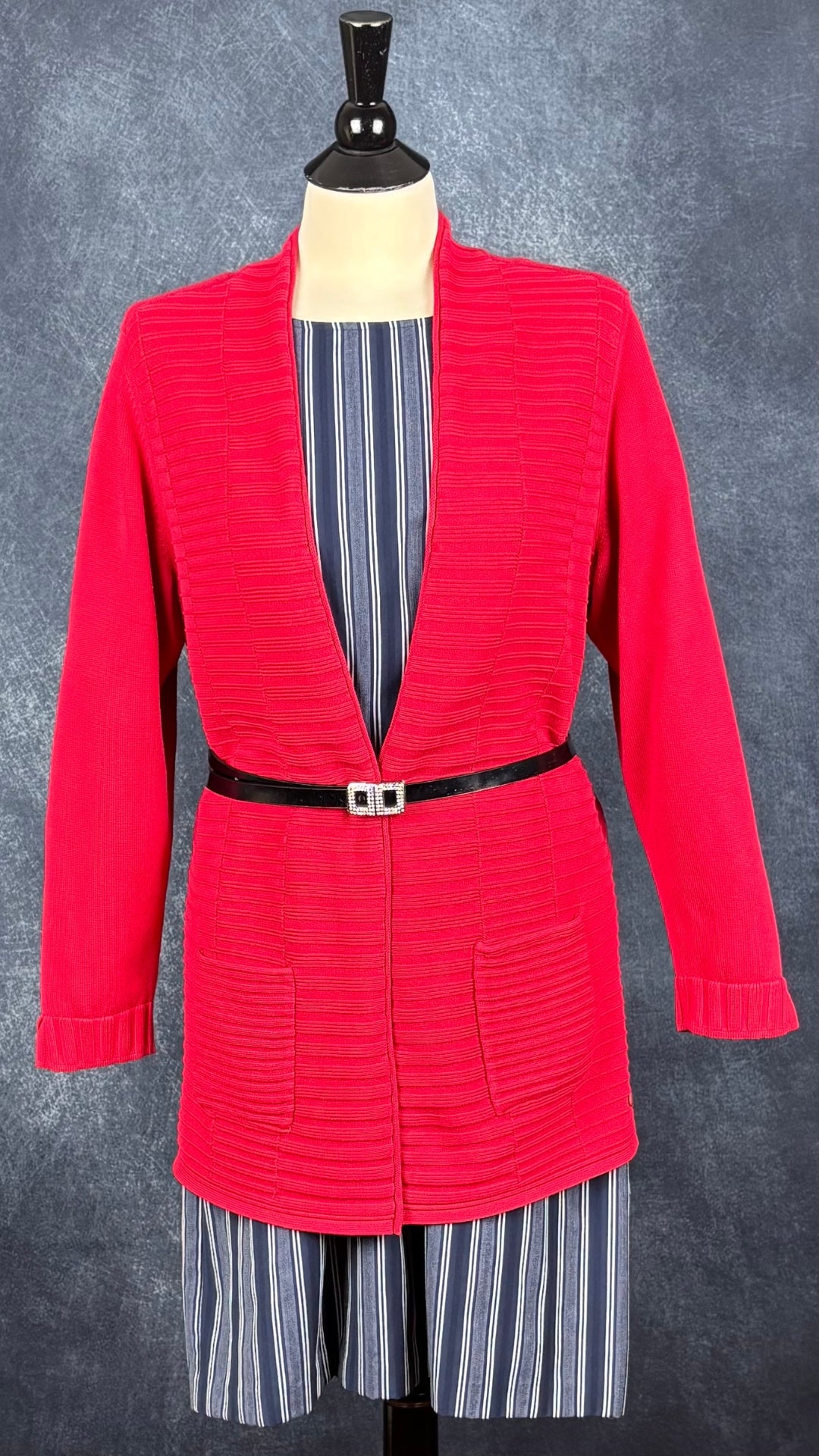 Veste mi-longue en tricot rouge Olsen, taille large (14). Vue de l'agencement avec la robe à rayures Banana Republic et la ceinture noire Calvin Klein.