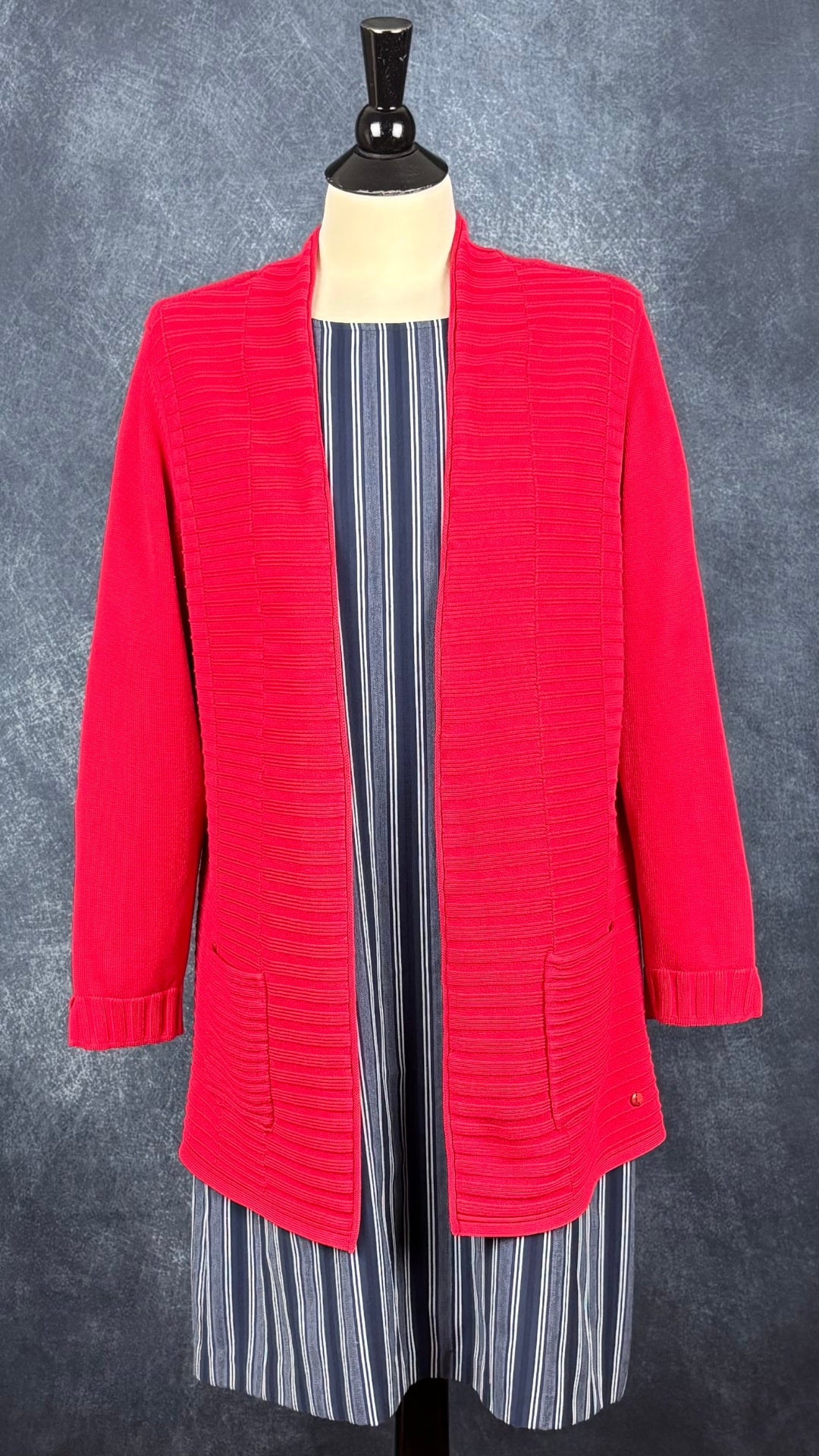 Veste mi-longue en tricot rouge Olsen, taille large (14). Vue de l'agencement avec la robe à rayures Banana Republic.