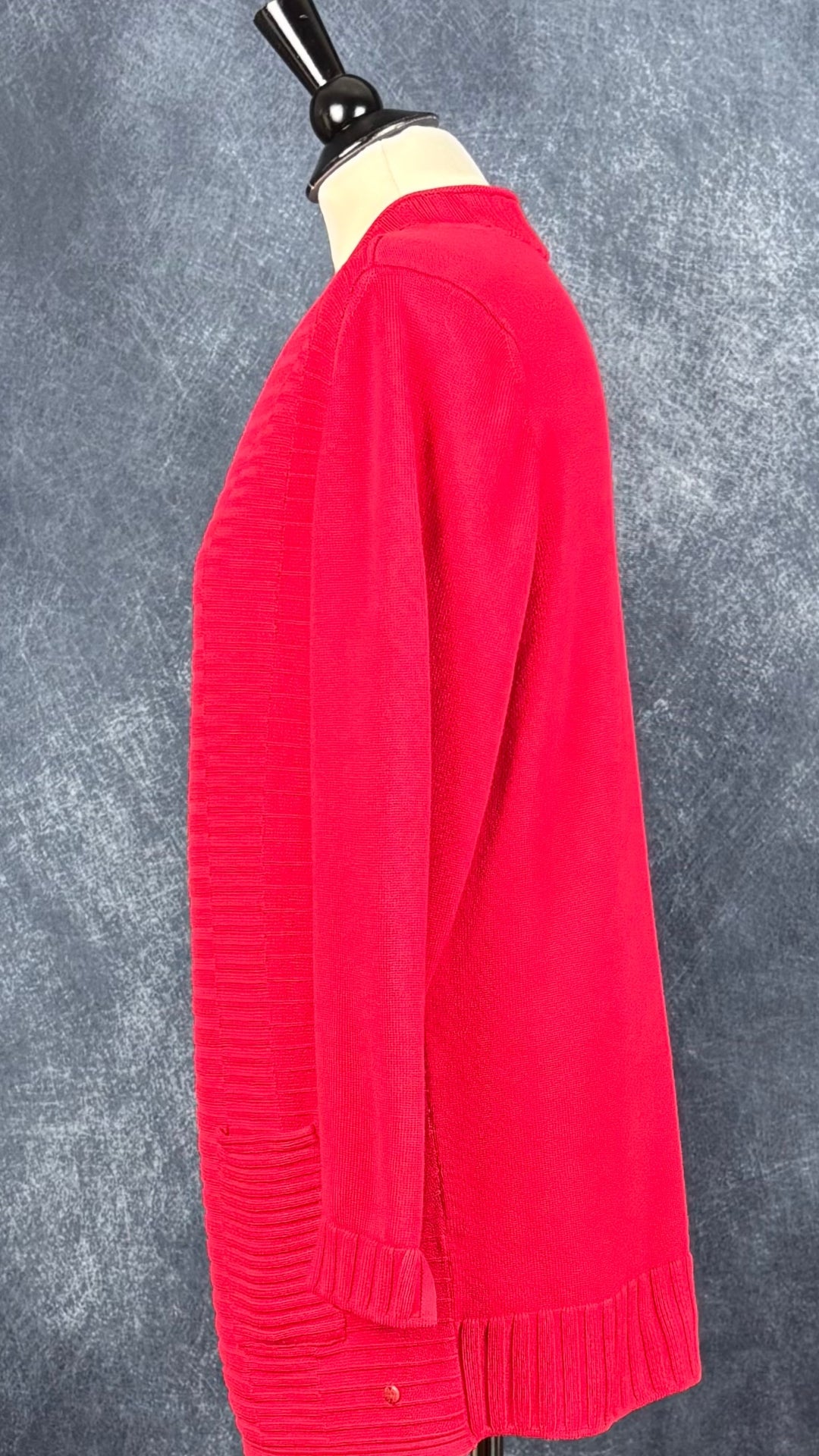 Veste mi-longue en tricot rouge Olsen, taille large (14). Vue de côté.