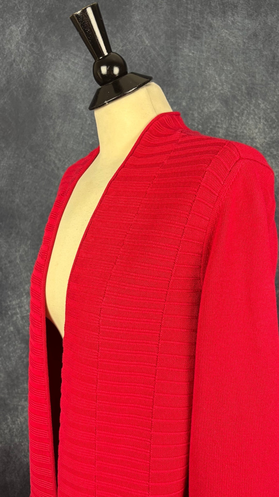 Veste mi-longue en tricot rouge Olsen, taille large (14). Vue de l'encolure.