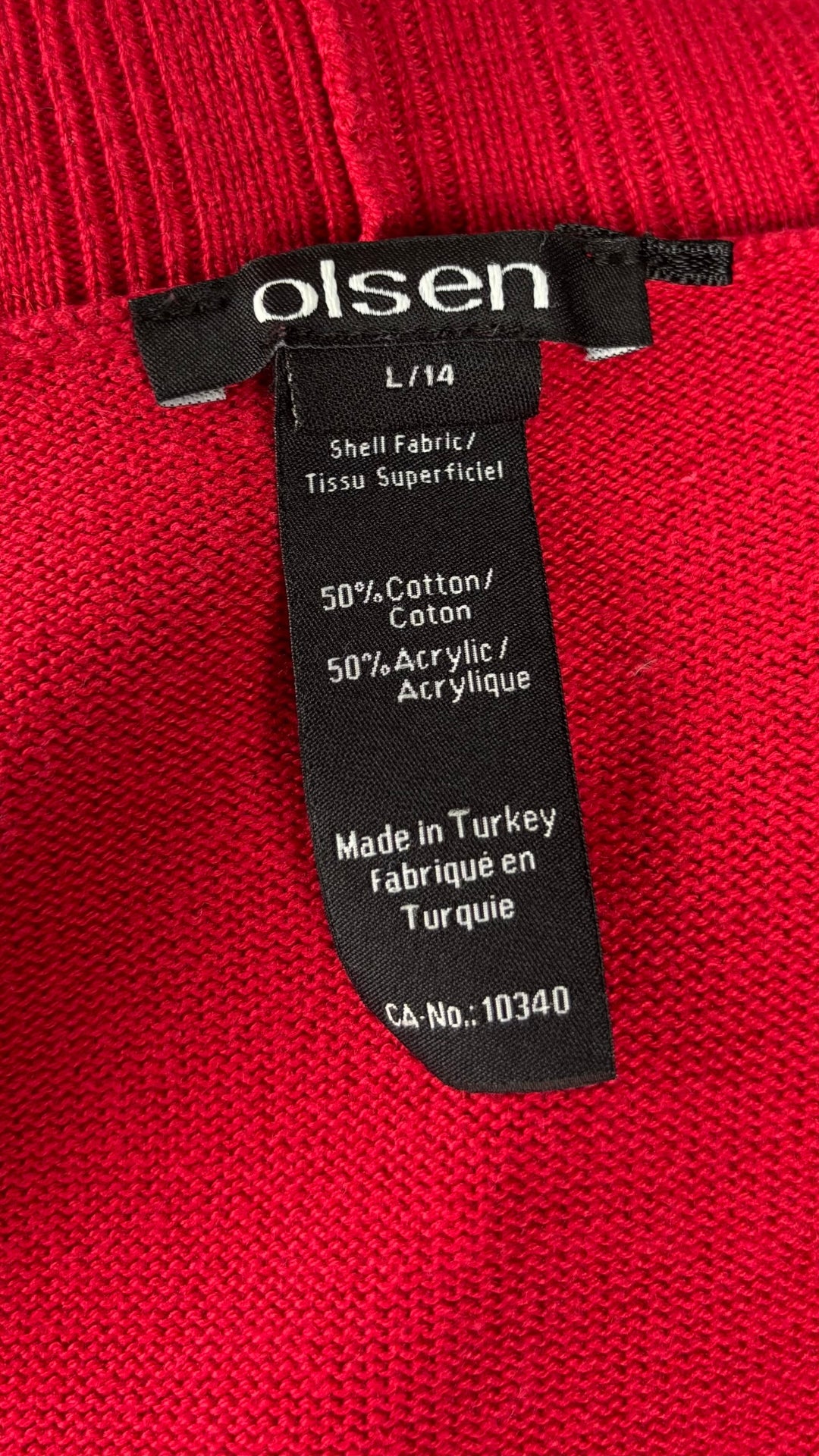 Veste mi-longue en tricot rouge Olsen, taille large (14). Vue de l'étiquette.