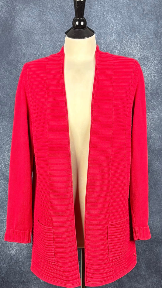 Veste mi-longue en tricot rouge Olsen, taille large (14). Vue de face.