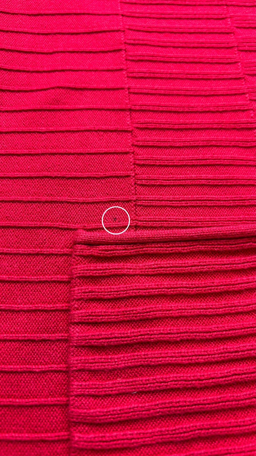 Veste mi-longue en tricot rouge Olsen, taille large (14). Vue de la petite tache plus foncée près de la poche.