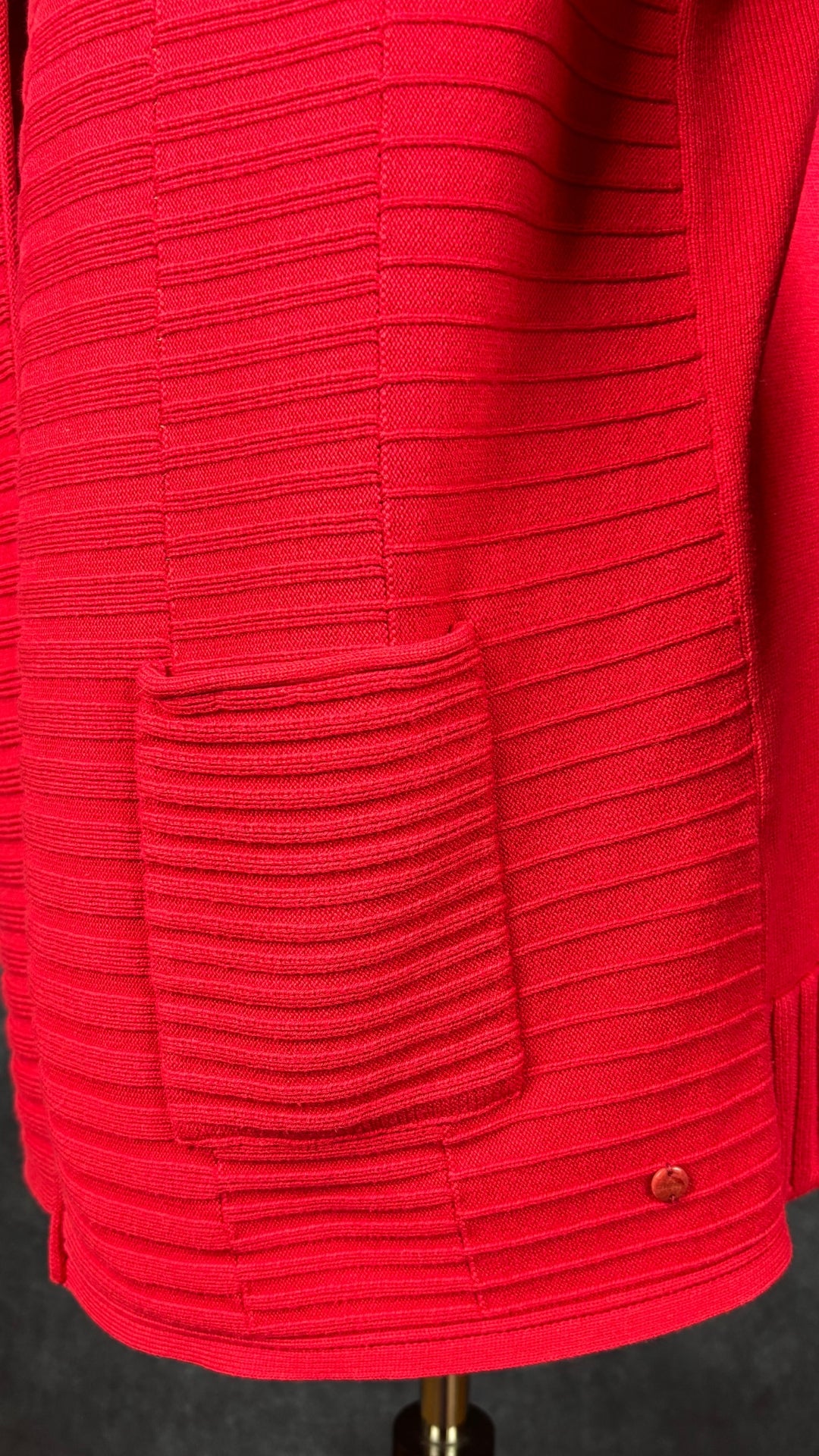 Veste mi-longue en tricot rouge Olsen, taille large (14). Vue de près de la poche et du tricot.