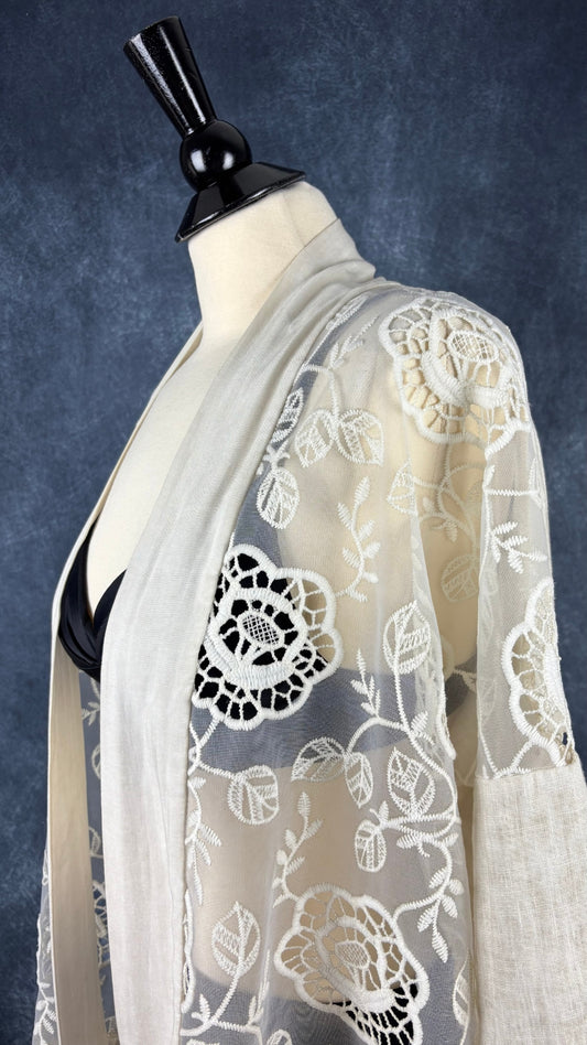Veste peignoir lin et dentelle Pure Venice, taille xs (peut aussi faire small/medium). Vue de l'encolure.