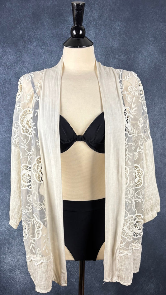 Veste peignoir lin et dentelle Pure Venice, taille xs (peut aussi faire small/medium). Vue de face.