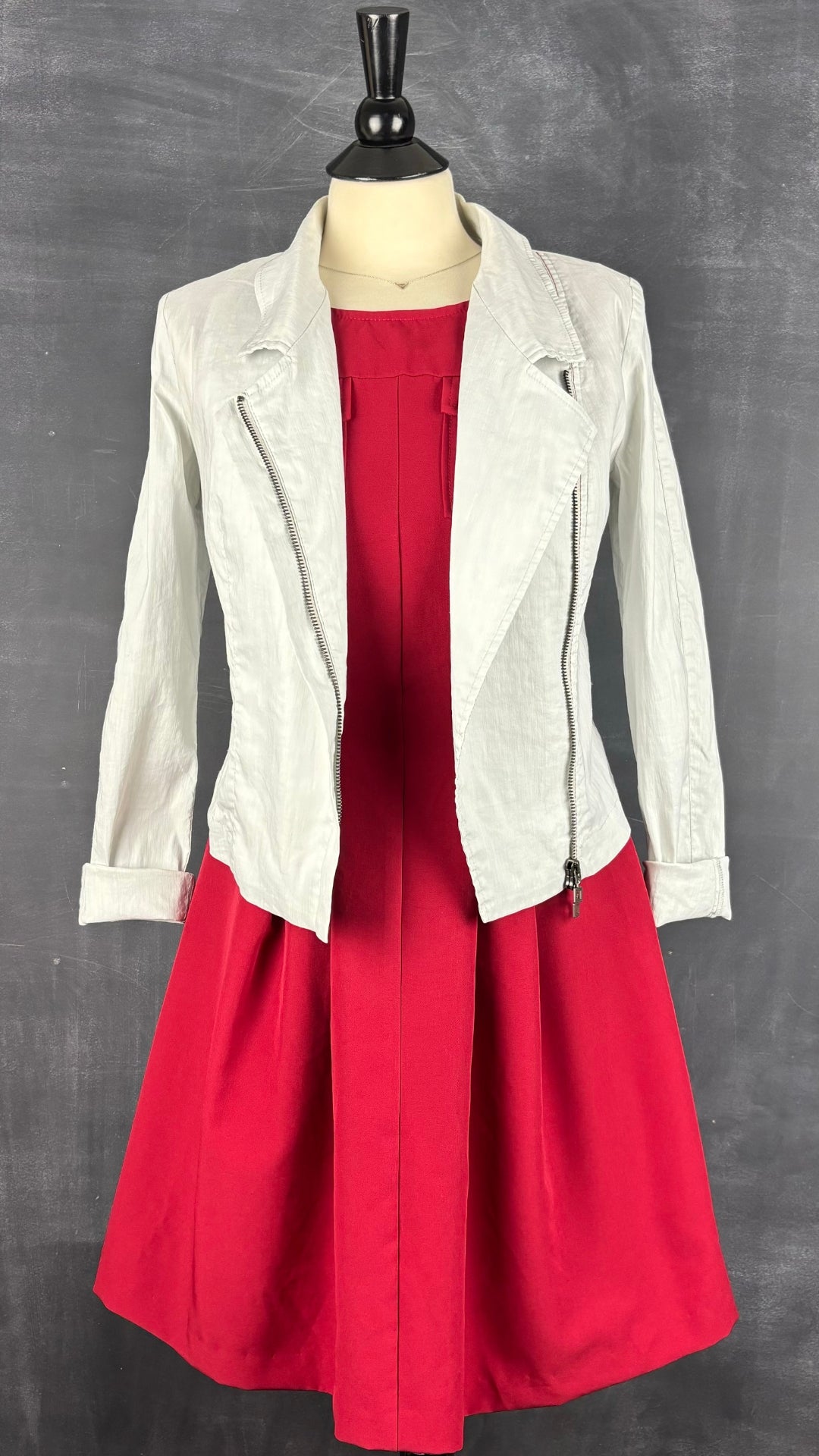 Veste perfecto mélange de lin Sarah Pacini, taille 0 (xs). Vue de l'agencement avec la robe rouge cintrée Rinascimento.