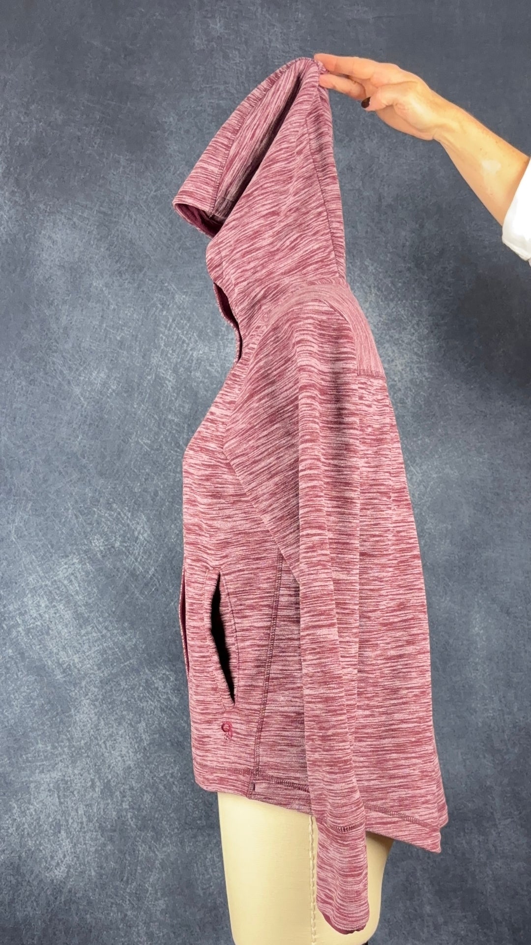 Veste polaire bourgogne rayures horizontales avec capuchon Mountain Hardwear, taille small. Vue de côté, capuchon relevé.