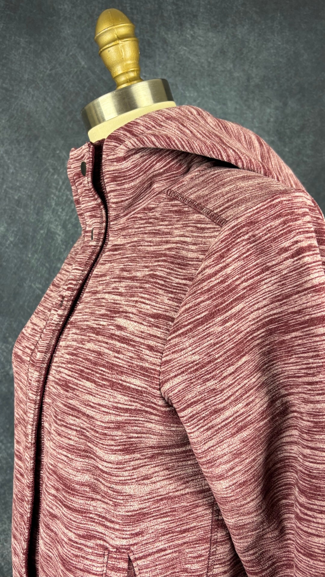 Veste polaire bourgogne rayures horizontales avec capuchon Mountain Hardwear, taille small. Vue de l'encolure.