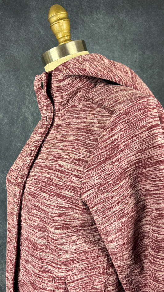 Veste polaire bourgogne rayures horizontales avec capuchon Mountain Hardwear, taille small. Vue de l'encolure.