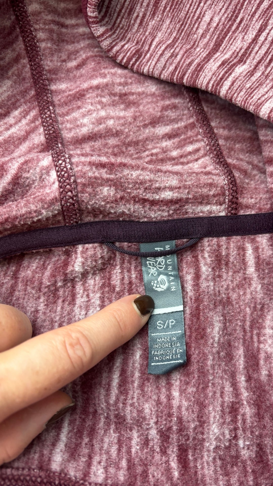 Veste polaire bourgogne rayures horizontales avec capuchon Mountain Hardwear, taille small. Vue de l'étiquette.