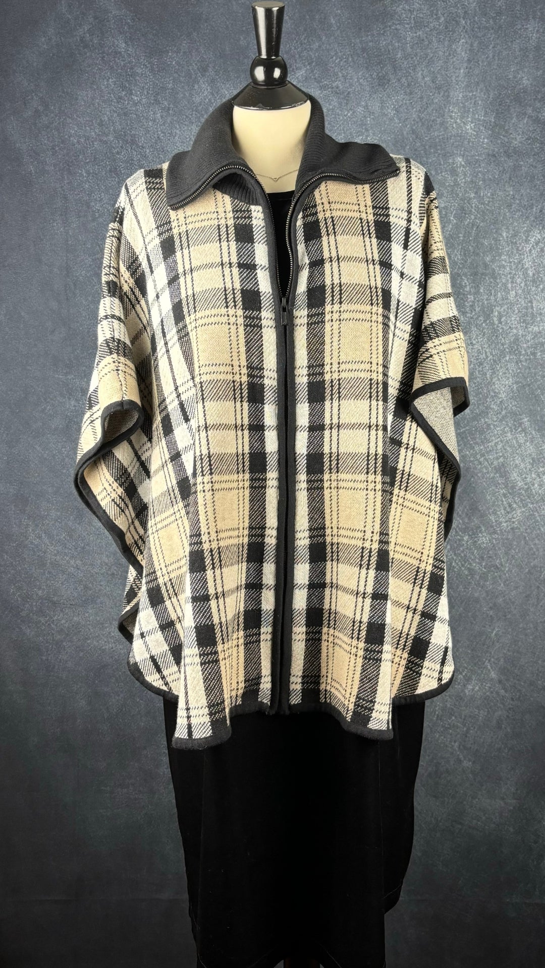 Veste poncho à carreaux Jones New York, taille l/xl. Vue de l'agencement avec la robe en velours noire sans manches Coccoli.