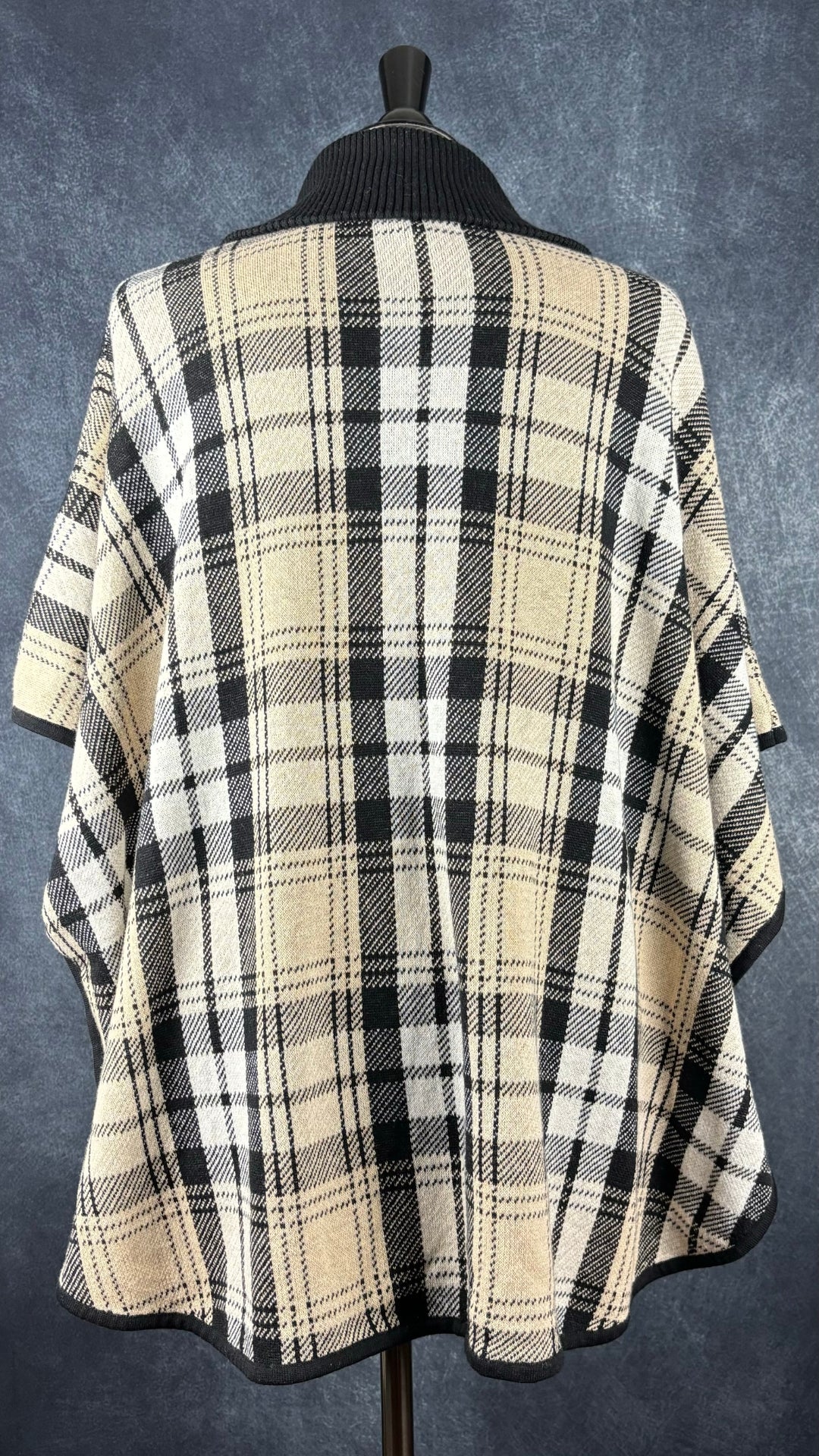 Veste poncho à carreaux Jones New York, taille l/xl. Vue de dos.