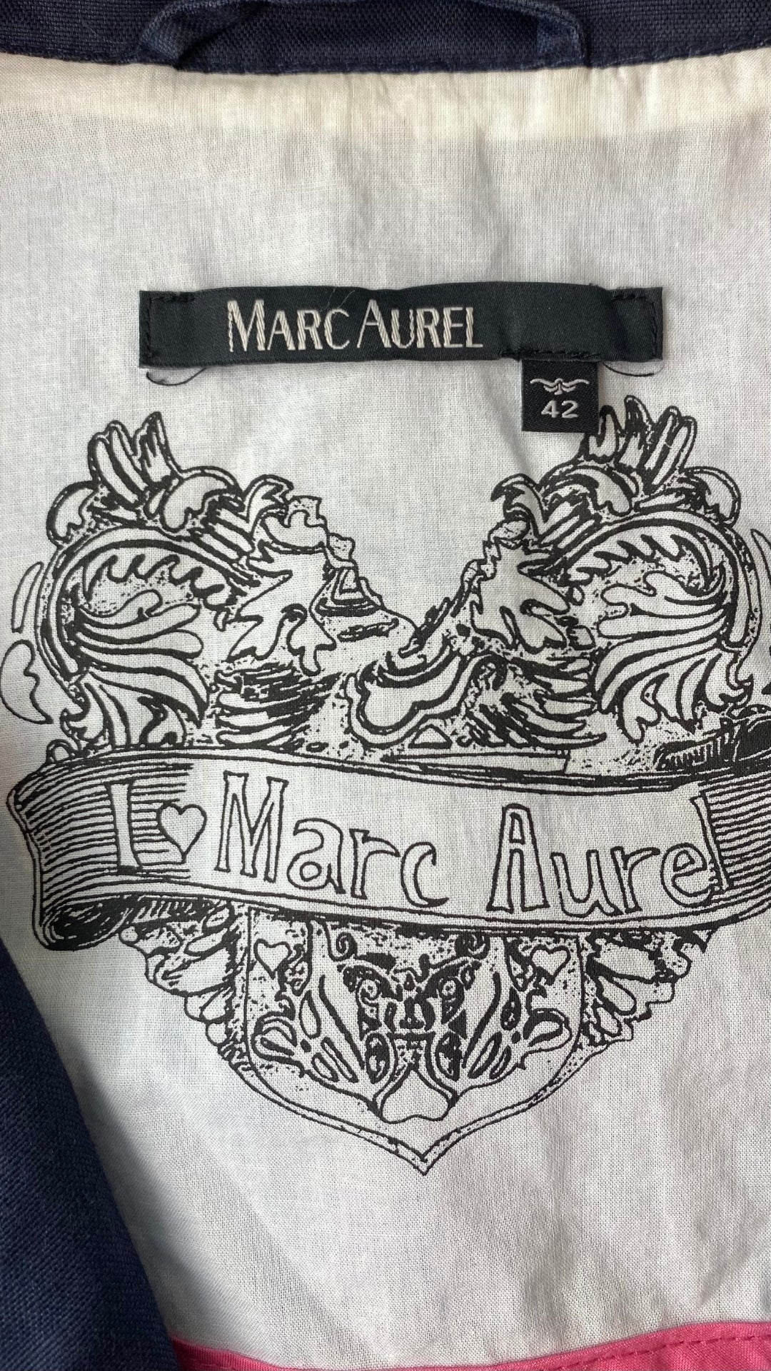 Veste printanière nautique Marc Aurel, taille 42 (estimée à m/l). Vue de l'étiquette de marque et taille.