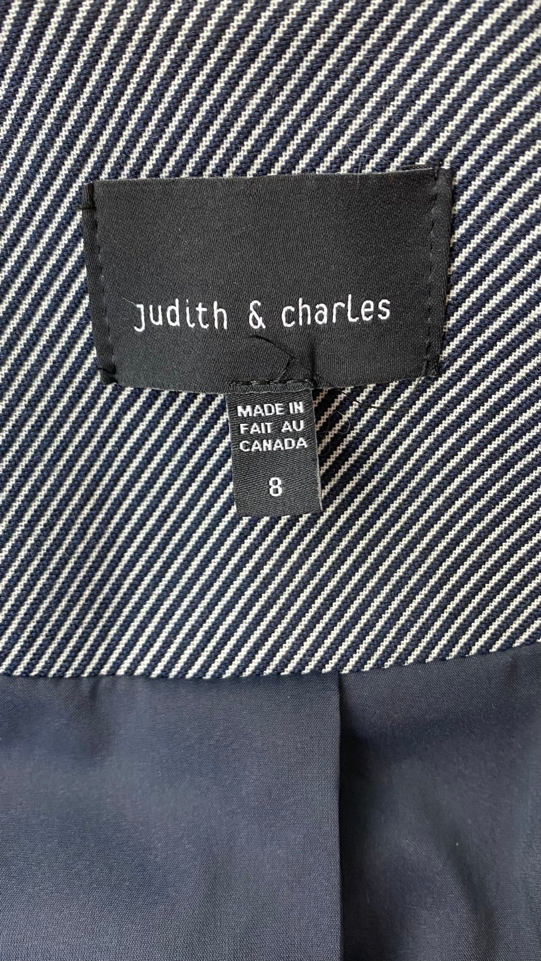 Veste à rayures et fermeture éclair Judith & Charles, taille 8 (small). Vue de l'étiquette de marque et taille.