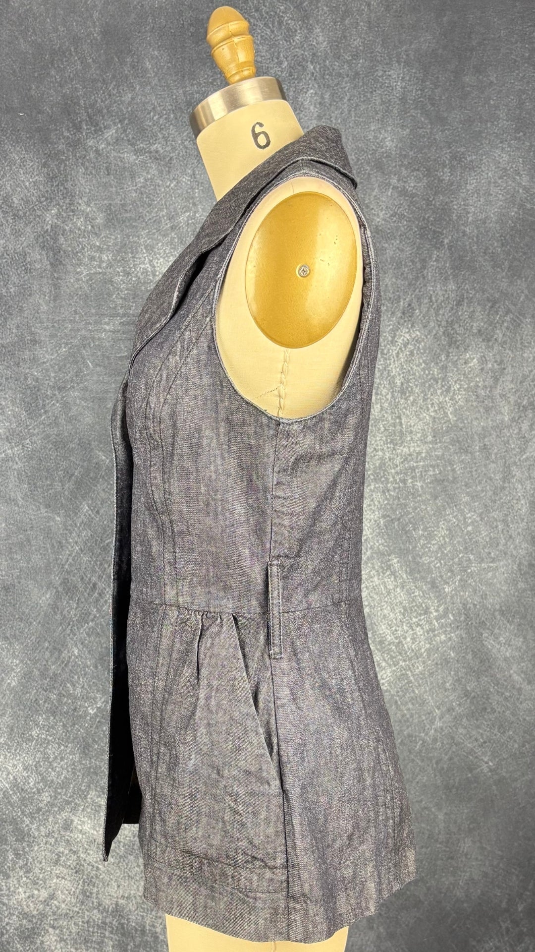 Veste sans manches en denim col tailleur Iris Setlakwe, taille 8. Vue de côté.