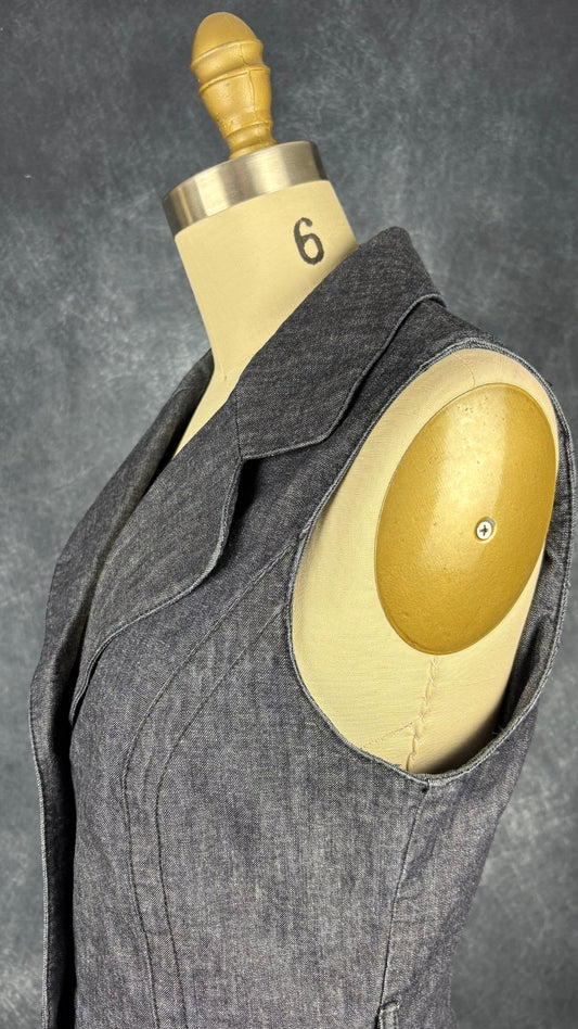 Veste sans manches en denim col tailleur Iris Setlakwe, taille 8. Vue de l'encolure.