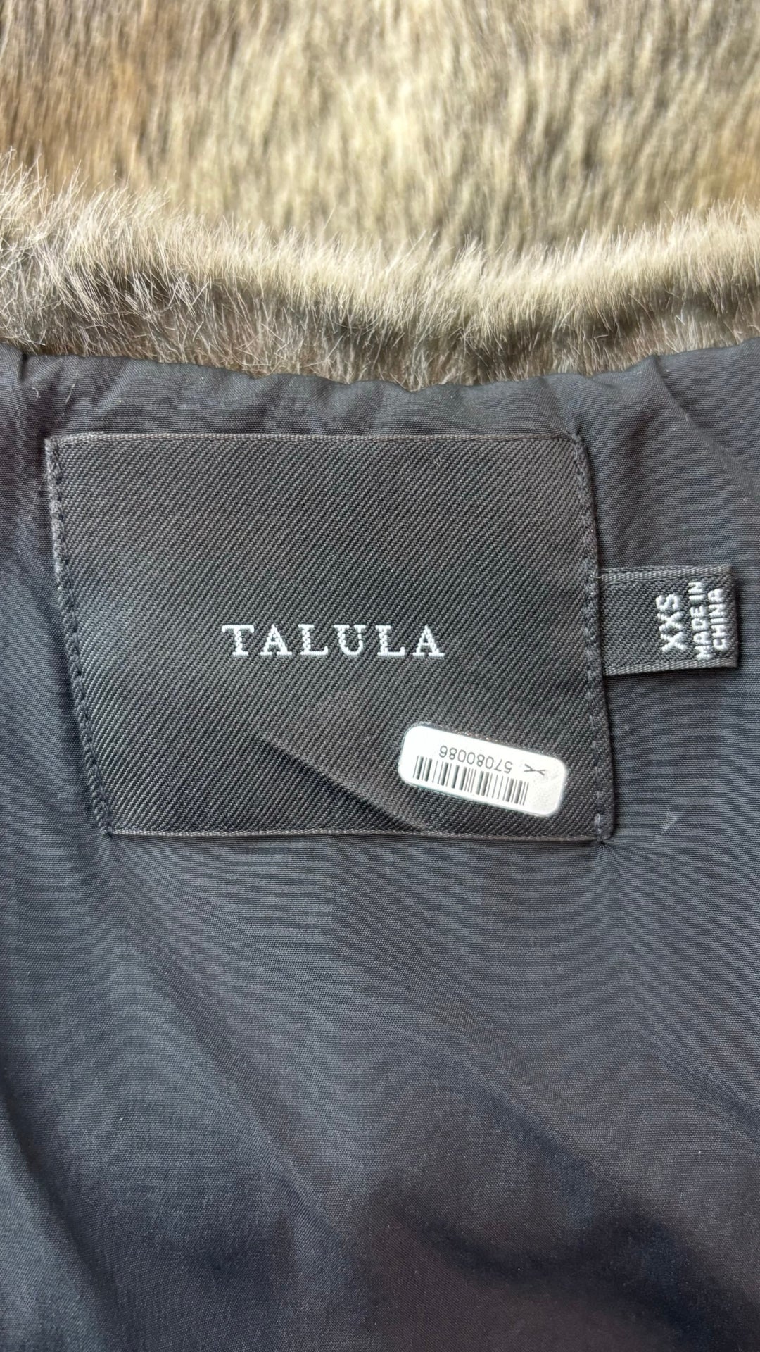 Veste en fausse fourrure Talula, taille xxs. Vue de l'étiquette.