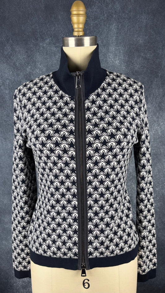 Veste en tricot motifs étoilés Marc Cain Sports, env. small. Vue de face.