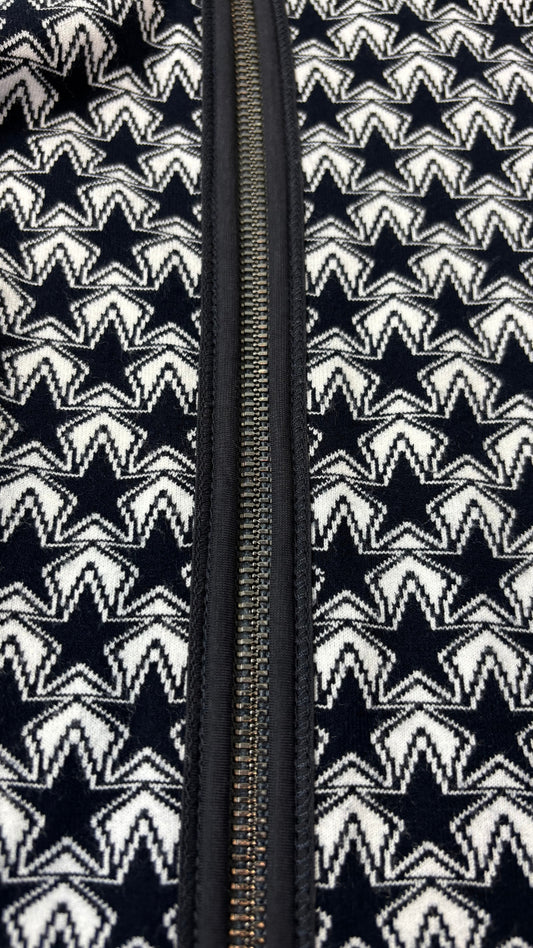 Veste en tricot motifs étoilés Marc Cain Sports, env. small. Vue de près du tissu.