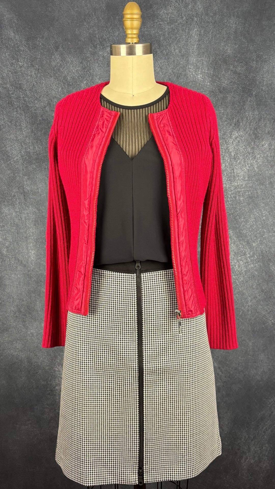 Veste en tricot rouge vintage InWear Jeans, taille small. Vue de l'agencement avec la jupe pied-de-poule avec fermeture à glissière centrale et chandail noir avec voilage au corsage.