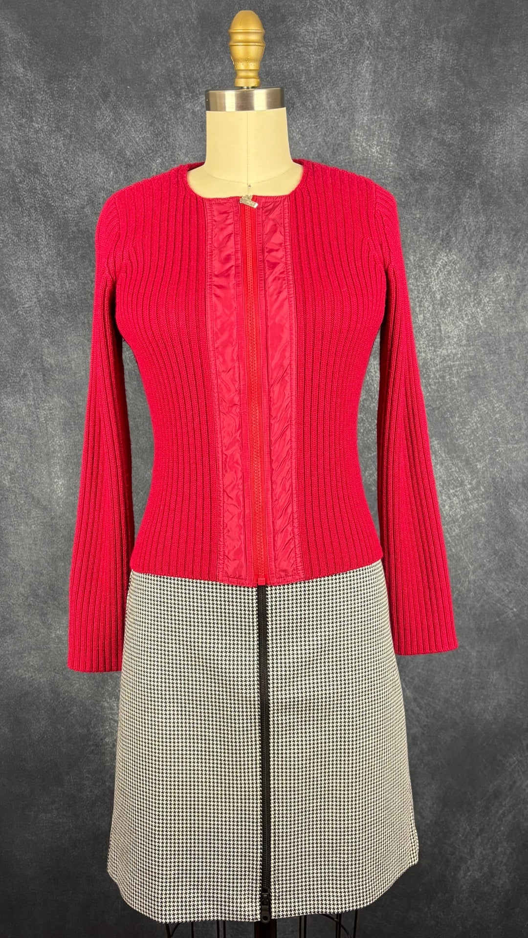 Veste en tricot rouge vintage InWear Jeans, taille small. Vue de l'agencement avec la jupe pied-de-poule avec fermeture à glissière centrale.