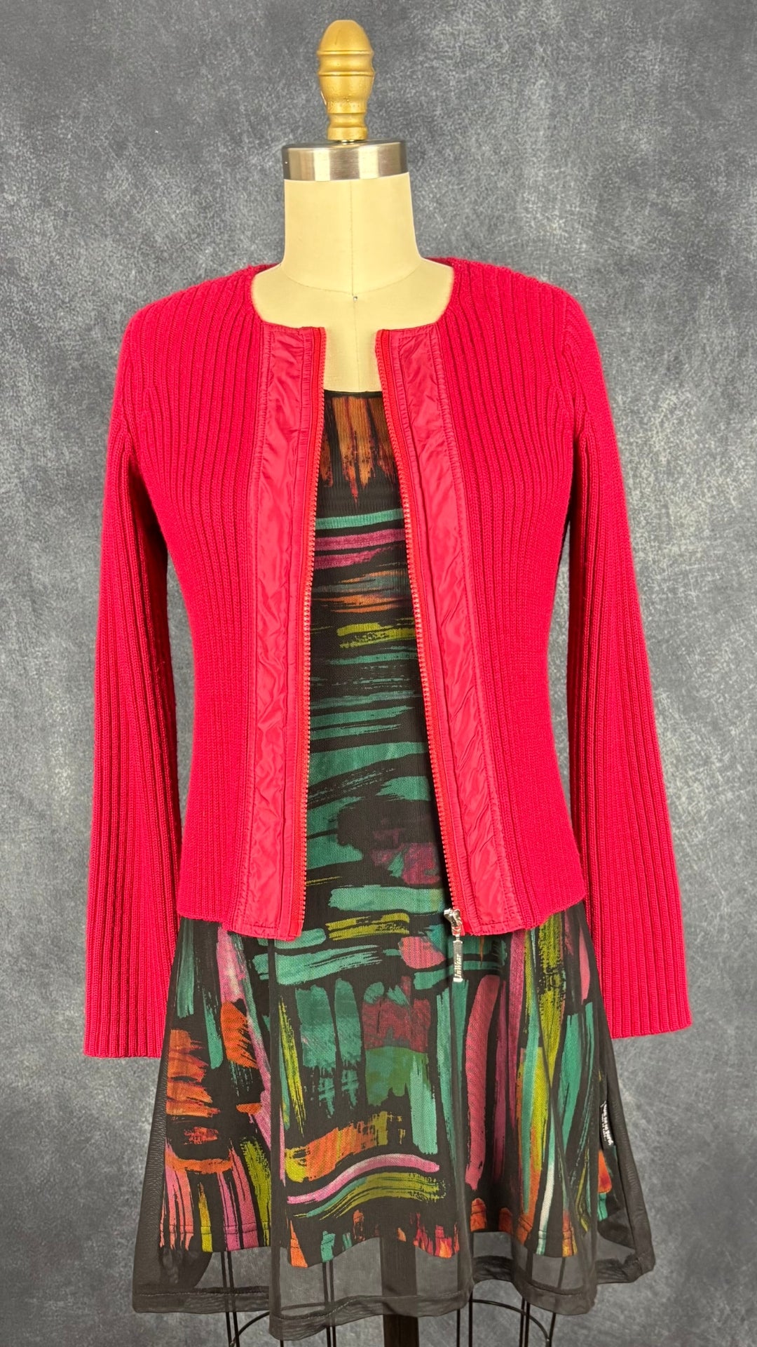 Veste en tricot rouge vintage InWear Jeans, taille small. Vue de l'agencement avec la robe colorée avec voilage.