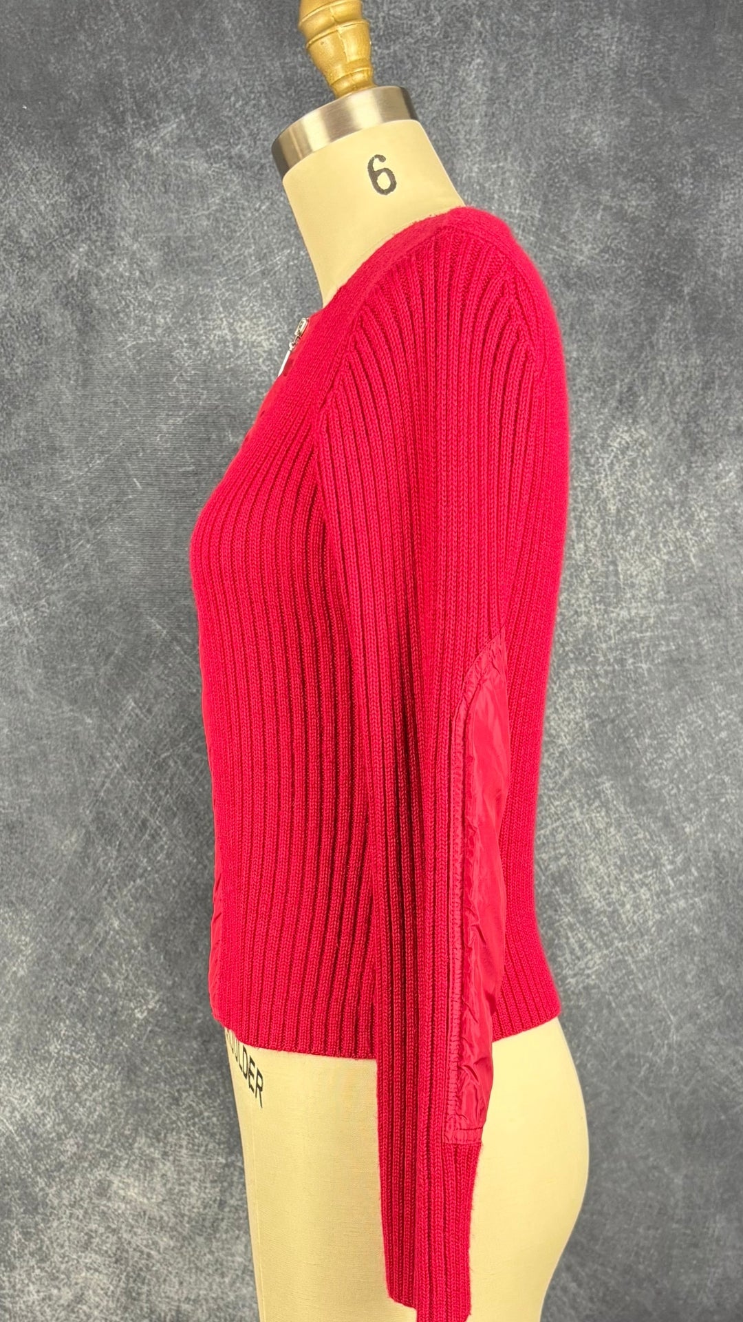 Veste en tricot rouge vintage InWear Jeans, taille small. Vue de côté.