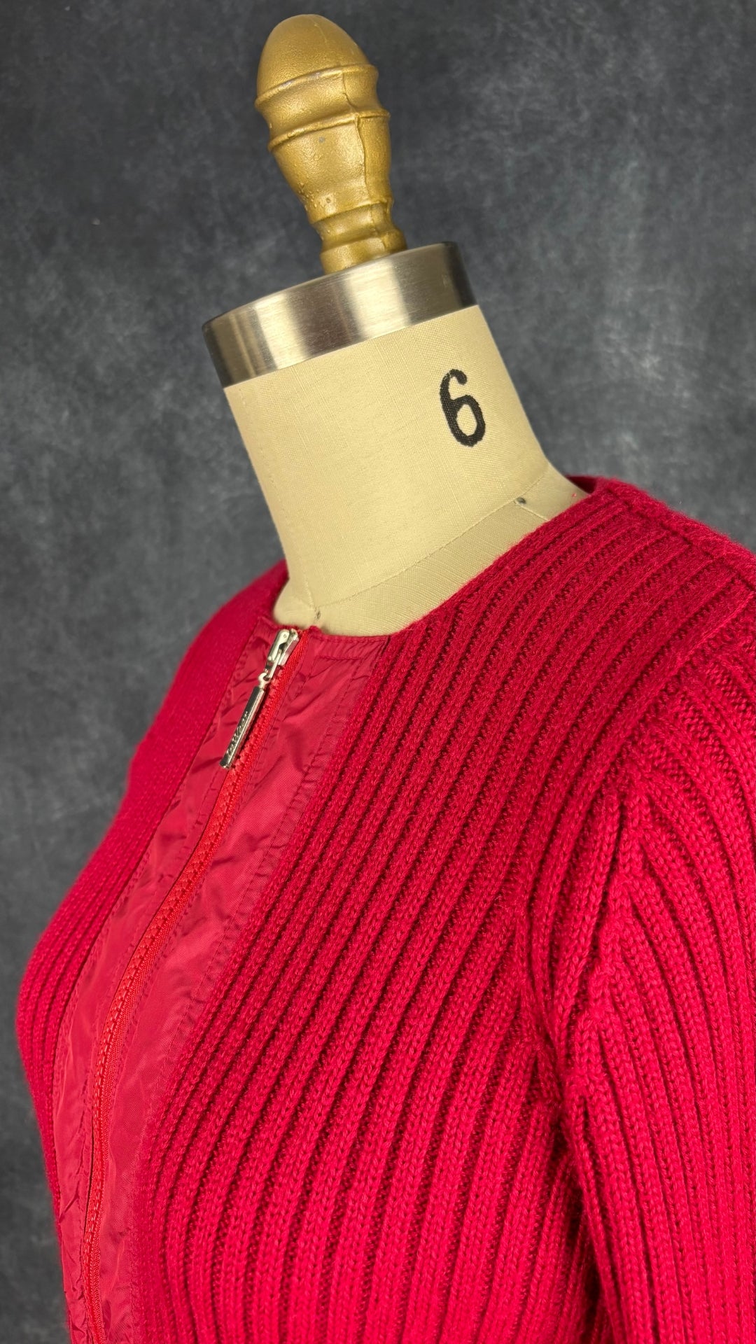 Veste en tricot rouge vintage InWear Jeans, taille small. Vue de l'encolure.