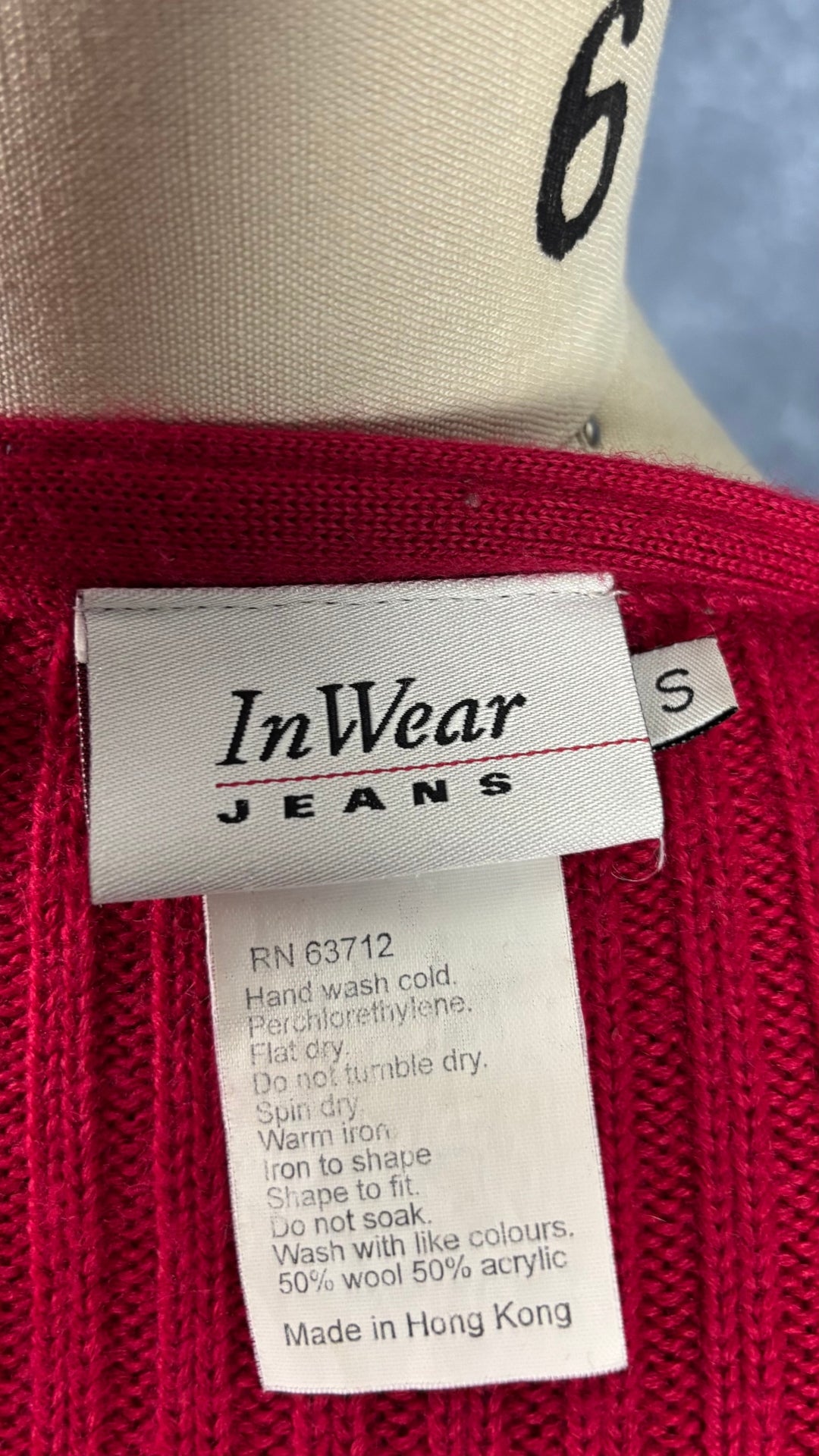 Veste en tricot rouge vintage InWear Jeans, taille small. Vue de l'étiquette.