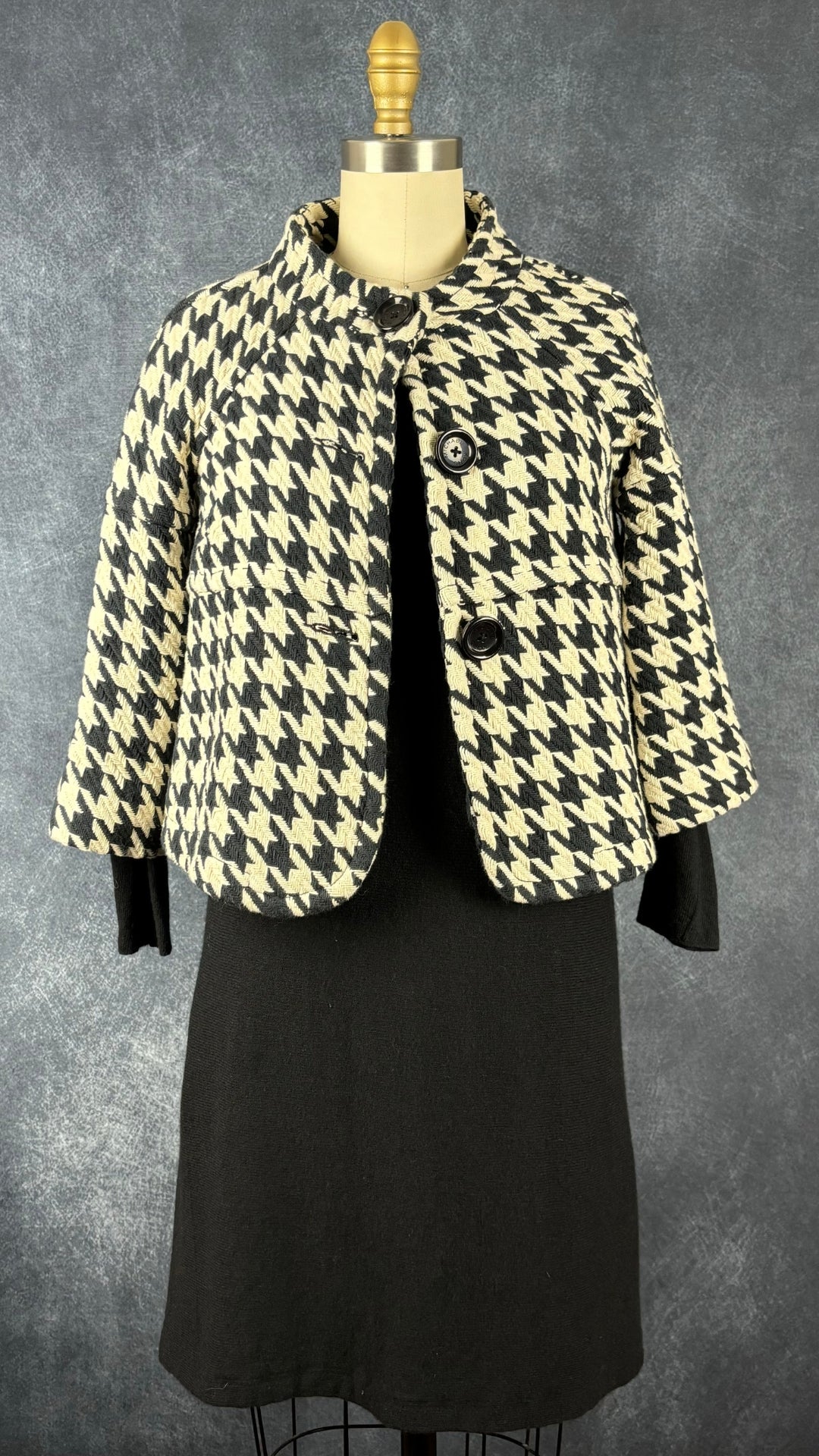 Veste en tweed style pied de poule Michael Kors, taille xs. Vue de l'agencement avec la robe noire Joelle.