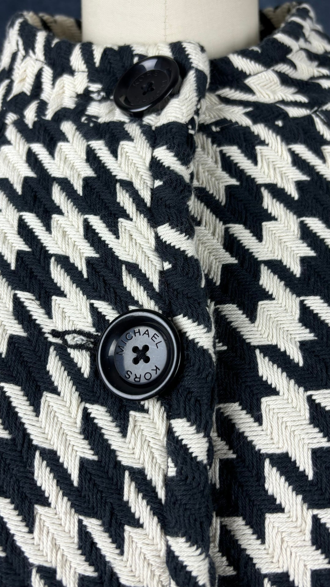 Veste en tweed style pied de poule Michael Kors, taille xs. Vue de l'encolure, de près.